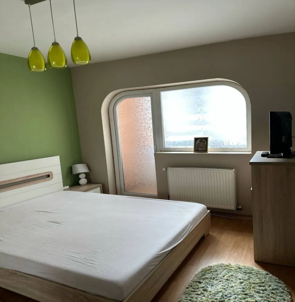 BRASADAS vinde Ap 2 cam, 56mp, et 2/9, Marasti - Fabricii - Apartamentul este decomandat si are o suprafata totala de 64 mp, respectiv 56 mp suprafata utila. Se vinde utilat si mobilat, cu centrala termica proprie, geamuri termopan, gresie, faianta, parchet, usi interioare si usa metalica la intrare.
Apartamentul este compartimentat astfel:
- 2 camere
- 1 bucătărie
- 1 cămară pentru alimente
- 1 debara
- 2 balcoane, unul închis tranformat în logie.

Apelati cu incredere pentru vizionare.