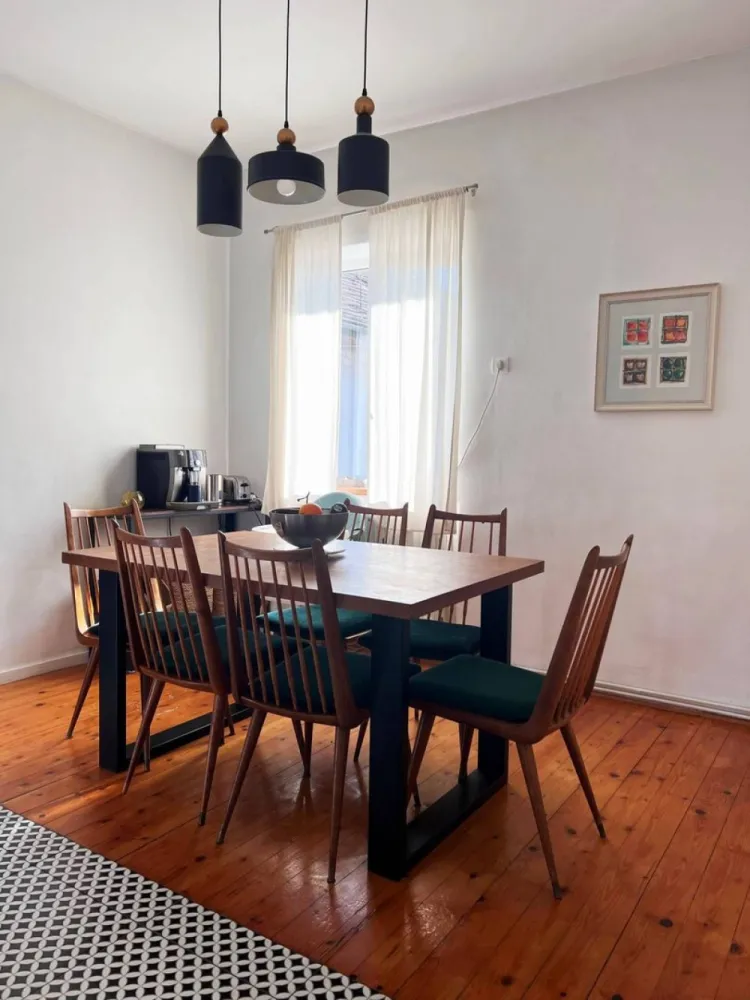 BRASADAS vinde Ap 2 cam 77mp Parter Parcul Feroviarilor - BRASADAS vinde apartament cu 2 camere, situat in ZONĂ DE CASE foarte liniștită cu front la stradă.
Apartamentul este situat la 2 pași de parcul Feroviar și cam la 20 - 25 minute de mers pe jos din centrul Clujului. 
Apartamentul este compus din 2 camere DECOMANDATE, bucătărie generoasă, hol, baie și cămară cu geam și are o suprafata utila de 77 mp.
Apartamentul mai deține un spațiu de depozitare de 22 mp. 
Exista posibilitate de mansardare. 
Loc de parcare în fața casei.
www.brasadas.com.