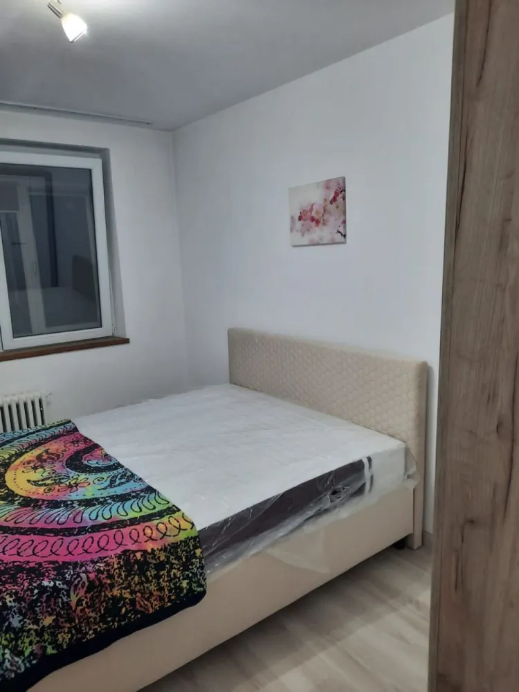 BRASADAS închiriază ap 2 cam 4/4 50mp RENOVAT Ferdinand. - Agenția imobiliara BRASADAS închiriază apartament semi-decomandat cu 2 camere situat la etajul 4/4 fără lift în zona Ferdinand.
Apartamentul este RENOVA, MOBILAT si UTILAT. 
Este situat la 5 min de Mall Veranda și de metroul Iancului.