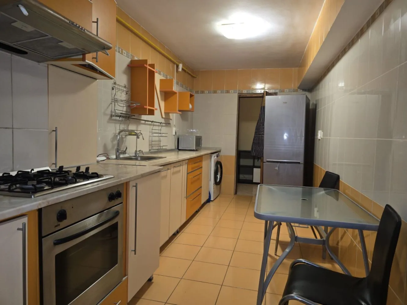 De inchiriat apartament cu 3 camere, Ultimul Leu, 600 Euro - Se închiriază apartament spațios cu 3 camere, situat în zona Ultimul Leu, la etajul 9 din 12, cu vedere panoramică deosebită asupra orașului.
Zonă excelentă – aproape de parc, Kaufland, magazine, mijloace de transport și alte puncte de interes.
 Detalii apartament:
• Suprafață generoasă – 85 mp
• 3 camere luminoase și bine compartimentate
• 2 grupuri sanitare
• Centrală termică proprie
• Aer condiționat
• Etaj 9/12
• Vedere panoramică
Apartamentul este ideal pentru familie sau persoane care își doresc confort, spațiu și acces rapid către facilitățile orașului.
 Chirie: 600 euro/lună
Garantie 600 euro.
La incheierea contractului de inchiriere chiriasul va achita comisionul agentiei imobiliare.
Pentru mai multe informații sau programarea unei vizionări, sunați la: 0746.252.252 Liliana Ene.