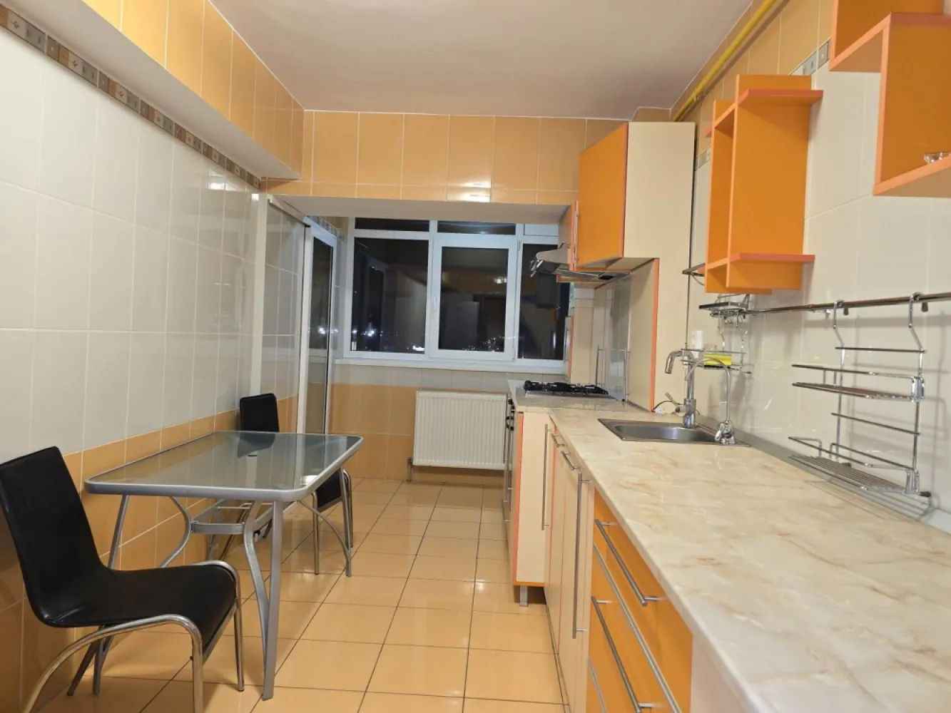 De inchiriat apartament cu 3 camere, Ultimul Leu, 600 Euro - Se închiriază apartament spațios cu 3 camere, situat în zona Ultimul Leu, la etajul 9 din 12, cu vedere panoramică deosebită asupra orașului.
Zonă excelentă – aproape de parc, Kaufland, magazine, mijloace de transport și alte puncte de interes.
 Detalii apartament:
• Suprafață generoasă – 85 mp
• 3 camere luminoase și bine compartimentate
• 2 grupuri sanitare
• Centrală termică proprie
• Aer condiționat
• Etaj 9/12
• Vedere panoramică
Apartamentul este ideal pentru familie sau persoane care își doresc confort, spațiu și acces rapid către facilitățile orașului.
 Chirie: 600 euro/lună
Garantie 600 euro.
La incheierea contractului de inchiriere chiriasul va achita comisionul agentiei imobiliare.
Pentru mai multe informații sau programarea unei vizionări, sunați la: 0746.252.252 Liliana Ene.