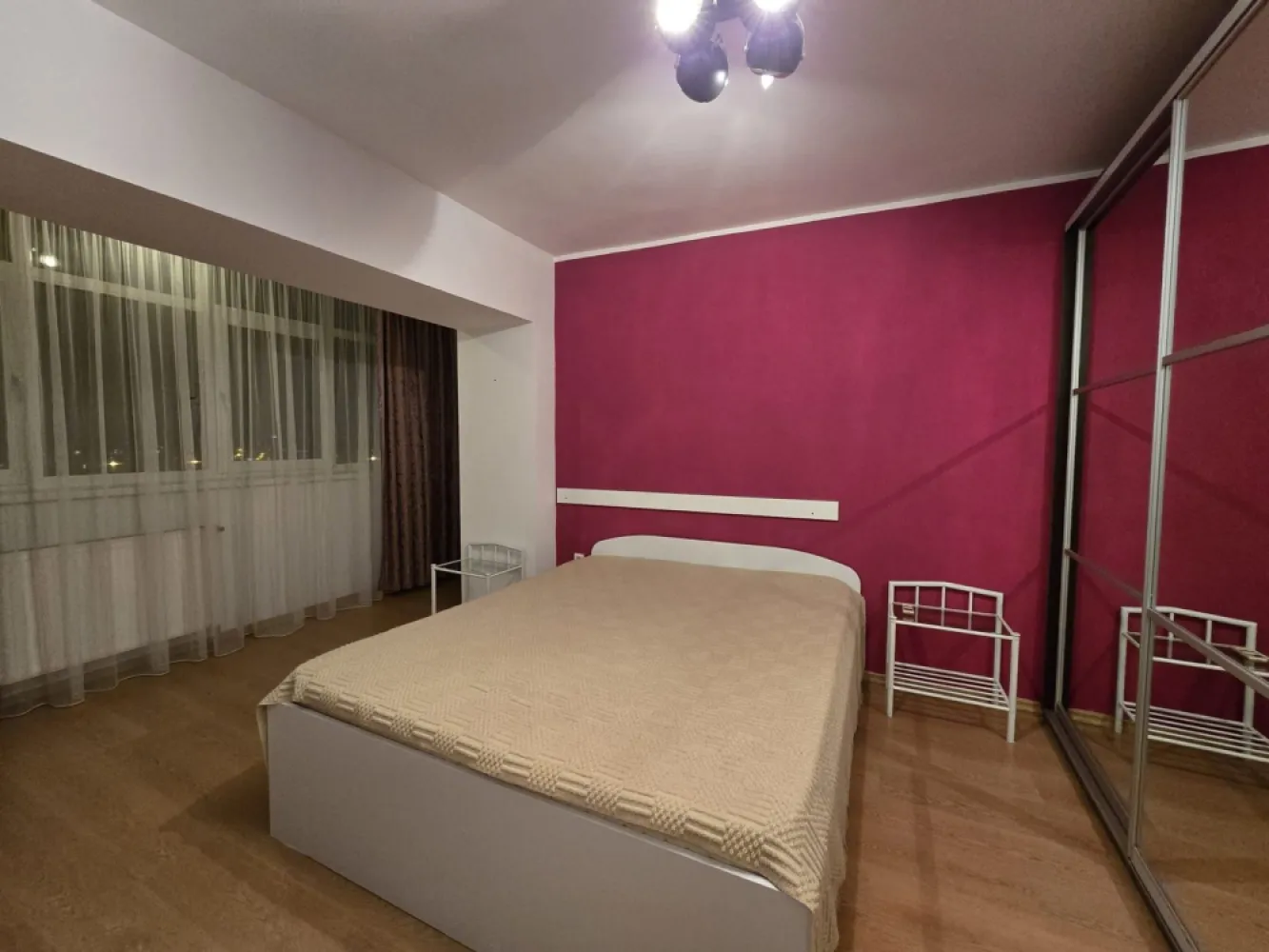 De inchiriat apartament cu 3 camere, Ultimul Leu, 600 Euro - Se închiriază apartament spațios cu 3 camere, situat în zona Ultimul Leu, la etajul 9 din 12, cu vedere panoramică deosebită asupra orașului.
Zonă excelentă – aproape de parc, Kaufland, magazine, mijloace de transport și alte puncte de interes.
 Detalii apartament:
• Suprafață generoasă – 85 mp
• 3 camere luminoase și bine compartimentate
• 2 grupuri sanitare
• Centrală termică proprie
• Aer condiționat
• Etaj 9/12
• Vedere panoramică
Apartamentul este ideal pentru familie sau persoane care își doresc confort, spațiu și acces rapid către facilitățile orașului.
 Chirie: 600 euro/lună
Garantie 600 euro.
La incheierea contractului de inchiriere chiriasul va achita comisionul agentiei imobiliare.
Pentru mai multe informații sau programarea unei vizionări, sunați la: 0746.252.252 Liliana Ene.