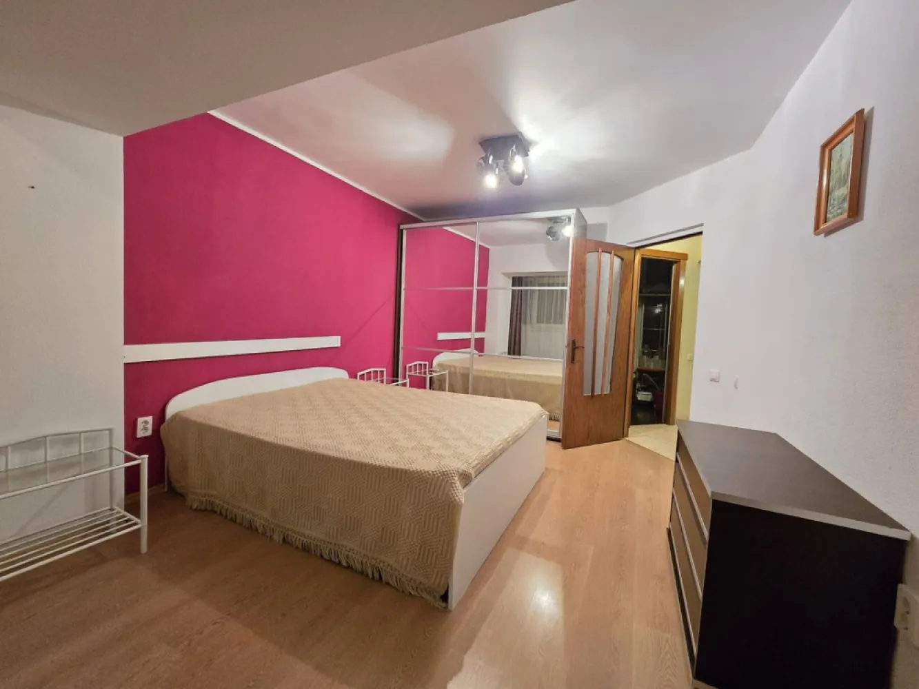 De inchiriat apartament cu 3 camere, Ultimul Leu, 600 Euro - Se închiriază apartament spațios cu 3 camere, situat în zona Ultimul Leu, la etajul 9 din 12, cu vedere panoramică deosebită asupra orașului.
Zonă excelentă – aproape de parc, Kaufland, magazine, mijloace de transport și alte puncte de interes.
 Detalii apartament:
• Suprafață generoasă – 85 mp
• 3 camere luminoase și bine compartimentate
• 2 grupuri sanitare
• Centrală termică proprie
• Aer condiționat
• Etaj 9/12
• Vedere panoramică
Apartamentul este ideal pentru familie sau persoane care își doresc confort, spațiu și acces rapid către facilitățile orașului.
 Chirie: 600 euro/lună
Garantie 600 euro.
La incheierea contractului de inchiriere chiriasul va achita comisionul agentiei imobiliare.
Pentru mai multe informații sau programarea unei vizionări, sunați la: 0746.252.252 Liliana Ene.