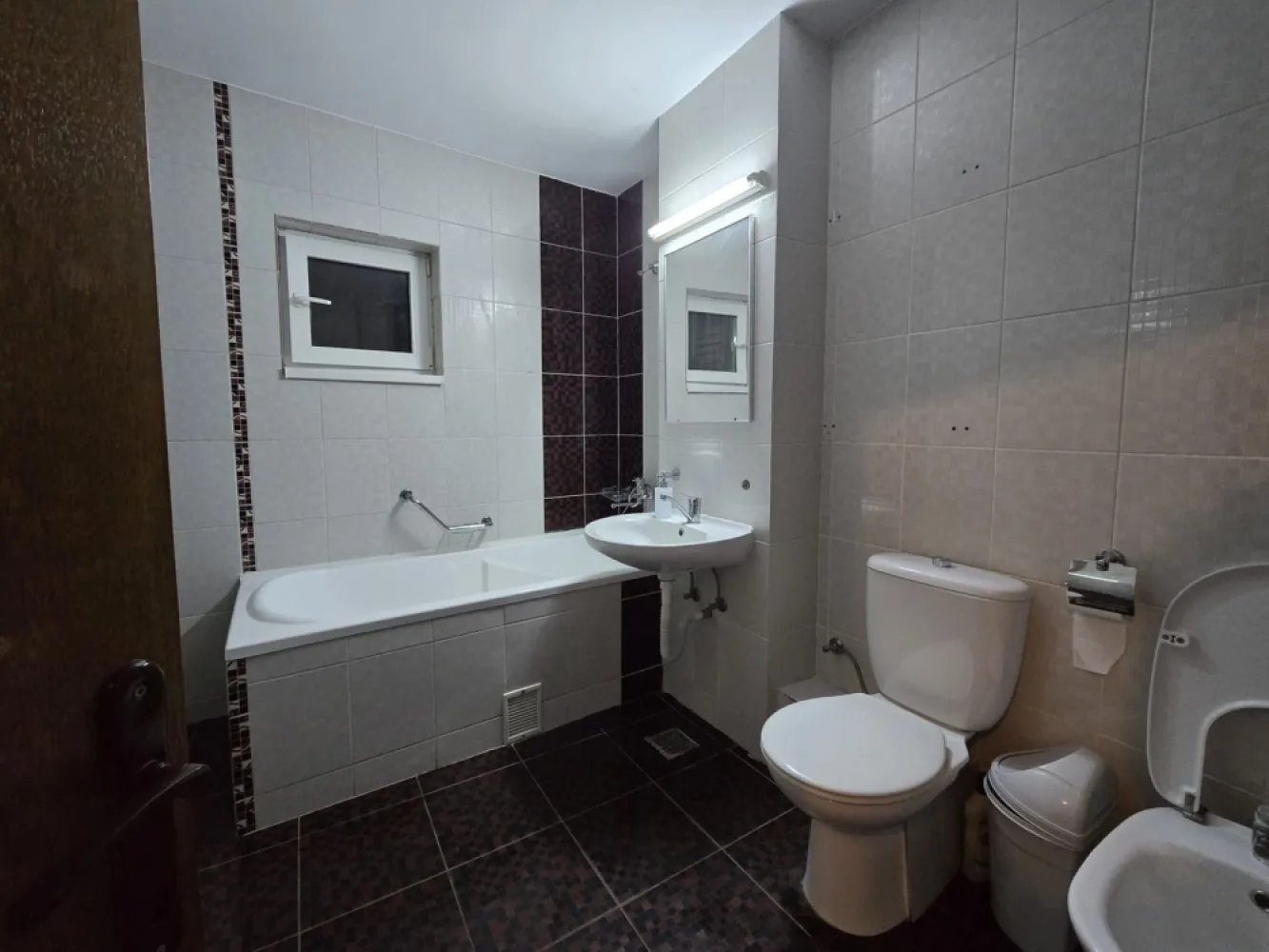 De inchiriat apartament cu 3 camere, Ultimul Leu, 600 Euro - Se închiriază apartament spațios cu 3 camere, situat în zona Ultimul Leu, la etajul 9 din 12, cu vedere panoramică deosebită asupra orașului.
Zonă excelentă – aproape de parc, Kaufland, magazine, mijloace de transport și alte puncte de interes.
 Detalii apartament:
• Suprafață generoasă – 85 mp
• 3 camere luminoase și bine compartimentate
• 2 grupuri sanitare
• Centrală termică proprie
• Aer condiționat
• Etaj 9/12
• Vedere panoramică
Apartamentul este ideal pentru familie sau persoane care își doresc confort, spațiu și acces rapid către facilitățile orașului.
 Chirie: 600 euro/lună
Garantie 600 euro.
La incheierea contractului de inchiriere chiriasul va achita comisionul agentiei imobiliare.
Pentru mai multe informații sau programarea unei vizionări, sunați la: 0746.252.252 Liliana Ene.