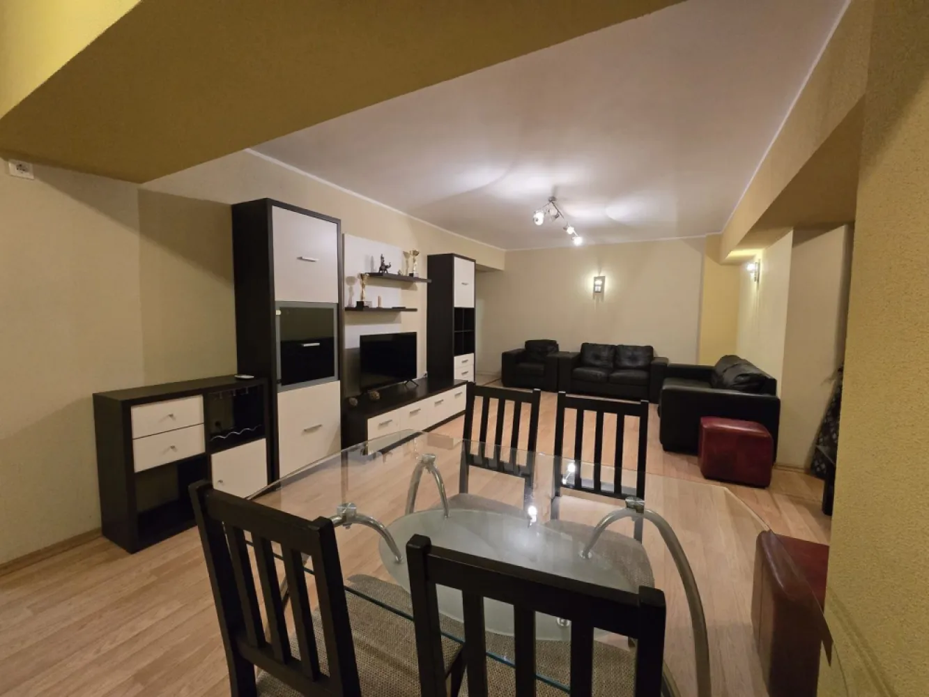 De inchiriat apartament cu 3 camere, Ultimul Leu, 600 Euro