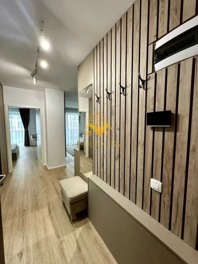 2 camere, mobilat Premium, Prima inchiriere, Elite City, Iris, Garaj - GOLDNESS Imobiliare vă propune spre închiriere un apartament cu 3 camere open-space complet mobilat și utilat, la Prima inchiriere, luminos, la etajul 3 într-un imobil de 8 etaje, în Cartierul Iris, intr-un ansamblu rezidential nou construit.

Loc de parcare subterana contra cost - 50 Euro!
Se află în apropierea stațiilor de transport în comun, magazine, restaurante, spații verzi, farmacii, etc. 

Apartamentul este compartimentat astfel:
 - dormitor cu pat matrimonial, dressing, noptiere
 - living cu bucatarie open space complet utilată și mobilată, canapea extensibilă, loc de servit masa 
 - baie cu dus walk-in, calorifer port prosop și dulap pentru depozitare.
 - terasa de 15 mp.

Imobilul este dotat cu toate cele necesare- centrală proprie, cu incalzire in pardoseala, frigider, aragaz, hotă, mașină de spălat haine, masina de spalat vase, posibilitatea de a se monta un aer conditionat (la nevoie), etc. 

NU se accepta animale de companie!

Dacă sunteți interesați de acest apartament și doriți să îl vizionați, dar și pentru alte oferte nu ezitați să ne contactați telefonic sau prin e-mail. Vă stăm la dispoziție!
Pentru intermediere se percepe un comision de 50% din prețul chiriei!