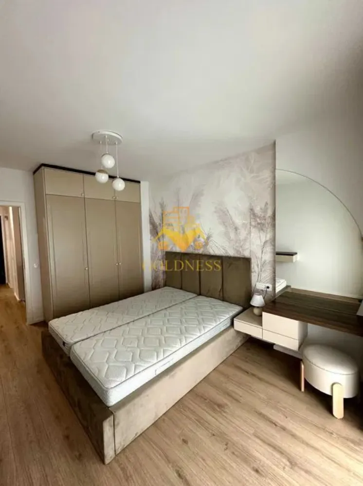 2 camere, mobilat Premium, Prima inchiriere, Elite City, Iris, Garaj - GOLDNESS Imobiliare vă propune spre închiriere un apartament cu 3 camere open-space complet mobilat și utilat, la Prima inchiriere, luminos, la etajul 3 într-un imobil de 8 etaje, în Cartierul Iris, intr-un ansamblu rezidential nou construit.

Loc de parcare subterana contra cost - 50 Euro!
Se află în apropierea stațiilor de transport în comun, magazine, restaurante, spații verzi, farmacii, etc. 

Apartamentul este compartimentat astfel:
 - dormitor cu pat matrimonial, dressing, noptiere
 - living cu bucatarie open space complet utilată și mobilată, canapea extensibilă, loc de servit masa 
 - baie cu dus walk-in, calorifer port prosop și dulap pentru depozitare.
 - terasa de 15 mp.

Imobilul este dotat cu toate cele necesare- centrală proprie, cu incalzire in pardoseala, frigider, aragaz, hotă, mașină de spălat haine, masina de spalat vase, posibilitatea de a se monta un aer conditionat (la nevoie), etc. 

NU se accepta animale de companie!

Dacă sunteți interesați de acest apartament și doriți să îl vizionați, dar și pentru alte oferte nu ezitați să ne contactați telefonic sau prin e-mail. Vă stăm la dispoziție!
Pentru intermediere se percepe un comision de 50% din prețul chiriei!