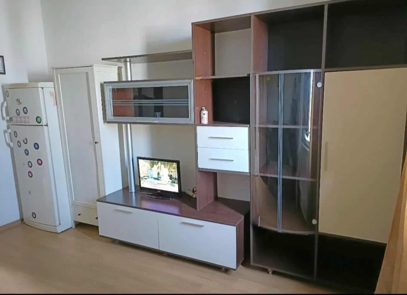 De vanzare garsoniera micro 40, et. 3/3, 27.000 euro - Vă prezentăm spre vanzare o garsonieră cochetă și bine poziționată, situată în cartierul Micro 40 – C-uri, la etajul 3 al unui bloc recent izolat termic, într-o zonă liniștită și apreciată pentru accesul rapid către toate facilitățile urbane.
Locuința are o suprafață de 22 mp și dispune de apă separată, încălzire prin centrală de cartier, iar gazele sunt trase până la ușă, existând posibilitatea montării unei centrale proprii. De asemenea, există posibilitatea amenajării unui balcon.
Garsoniera se vinde exact cum se prezintă în fotografii, complet mobilată, fiind o alegere potrivită atât pentru locuit, cât și pentru investiție.
În imediata apropiere se regăsesc magazine, mijloace de transport, școli, farmacii și alte puncte de interes, oferind confort și accesibilitate pentru viitorii proprietari.
Preț: 27.000 Euro
Comision 0% pentru cumpărător
Pentru detalii și vizionări:
Liliana – Consilier Imobiliar Mag Invest
0746.252.252.