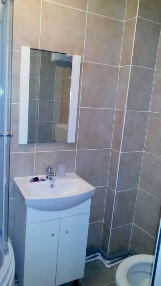De vanzare garsoniera micro 40, et. 3/3, 27.000 euro - Vă prezentăm spre vanzare o garsonieră cochetă și bine poziționată, situată în cartierul Micro 40 – C-uri, la etajul 3 al unui bloc recent izolat termic, într-o zonă liniștită și apreciată pentru accesul rapid către toate facilitățile urbane.
Locuința are o suprafață de 22 mp și dispune de apă separată, încălzire prin centrală de cartier, iar gazele sunt trase până la ușă, existând posibilitatea montării unei centrale proprii. De asemenea, există posibilitatea amenajării unui balcon.
Garsoniera se vinde exact cum se prezintă în fotografii, complet mobilată, fiind o alegere potrivită atât pentru locuit, cât și pentru investiție.
În imediata apropiere se regăsesc magazine, mijloace de transport, școli, farmacii și alte puncte de interes, oferind confort și accesibilitate pentru viitorii proprietari.
Preț: 27.000 Euro
Comision 0% pentru cumpărător
Pentru detalii și vizionări:
Liliana – Consilier Imobiliar Mag Invest
0746.252.252.