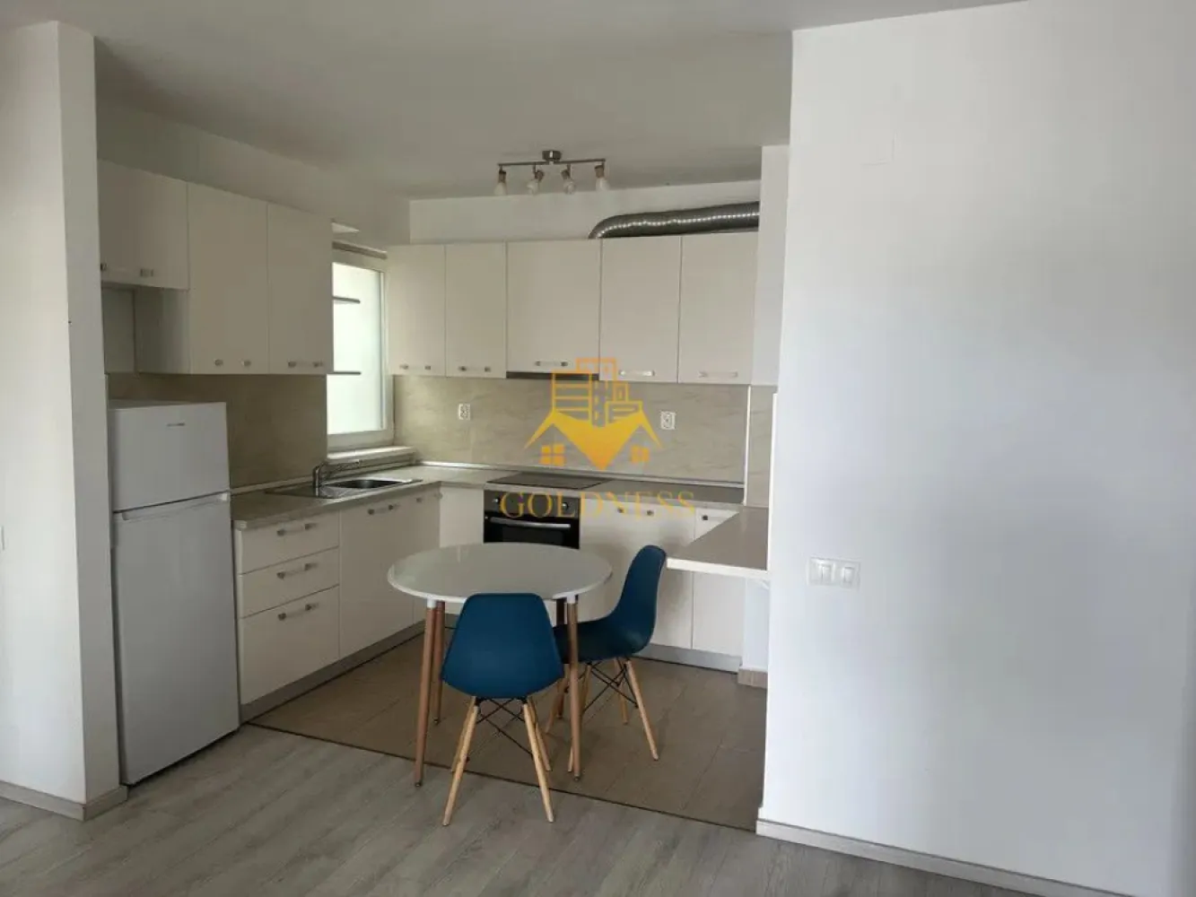 2 Camere, Open Space, garaj, Zona Grand Hotel Italia, Lidl, Buna Ziua - GOLDNESS Imobiliare vă propune spre închiriere un apartament cu 2 camere complet mobilat și utilat, la etajul 10 într-un imobil de 10 etaje, în cartierul Buna Ziua .
 Apartamentul este compartimentat astfel:
 Dispune de parcare subterana inclusa in pret !
 - dormitor cu pat matrimonial, dressing, noptiere
 - living cu bucatarie open-space complet utilată, canapea extensibla, loc de servit masa 
 - baie cu cabina de dus, calorifer port prosop inox și dulap pentru depozitare.
 - balcon de 8 mp.

Imobilul este dotat cu toate cele necesare - centrală proprie, mașină de spălat haine, frigider, plită electrică, hotă, TV, etc. 
Se află în apropierea stațiilor de transport în comun, magazine, restaurante, spații verzi, farmacii, etc. 

Dacă sunteți interesați de acest apartament și doriți să îl vizionați, dar și pentru alte oferte sau detalii nu ezitați să ne contactați telefonic sau prin e-mail - goldnessimobiliare@gmail.com. Vă stăm la dispoziție!
Pentru intermediere se percepe un comision de 50% din prețul chiriei!
