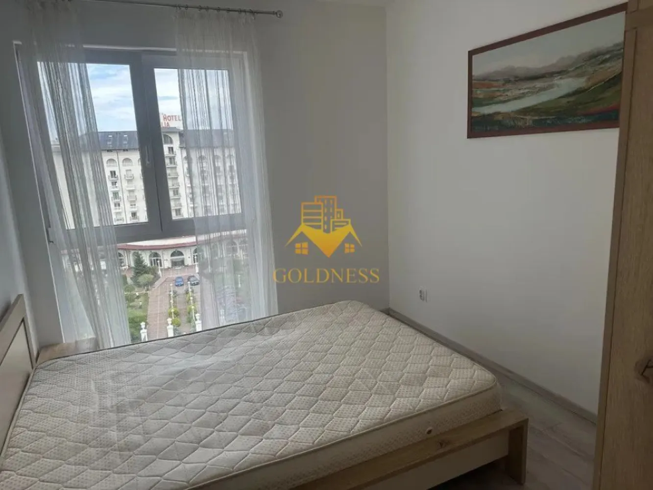 2 Camere, Open Space, garaj, Zona Grand Hotel Italia, Lidl, Buna Ziua - GOLDNESS Imobiliare vă propune spre închiriere un apartament cu 2 camere complet mobilat și utilat, la etajul 10 într-un imobil de 10 etaje, în cartierul Buna Ziua .
 Apartamentul este compartimentat astfel:
 Dispune de parcare subterana inclusa in pret !
 - dormitor cu pat matrimonial, dressing, noptiere
 - living cu bucatarie open-space complet utilată, canapea extensibla, loc de servit masa 
 - baie cu cabina de dus, calorifer port prosop inox și dulap pentru depozitare.
 - balcon de 8 mp.

Imobilul este dotat cu toate cele necesare - centrală proprie, mașină de spălat haine, frigider, plită electrică, hotă, TV, etc. 
Se află în apropierea stațiilor de transport în comun, magazine, restaurante, spații verzi, farmacii, etc. 

Dacă sunteți interesați de acest apartament și doriți să îl vizionați, dar și pentru alte oferte sau detalii nu ezitați să ne contactați telefonic sau prin e-mail - goldnessimobiliare@gmail.com. Vă stăm la dispoziție!
Pentru intermediere se percepe un comision de 50% din prețul chiriei!