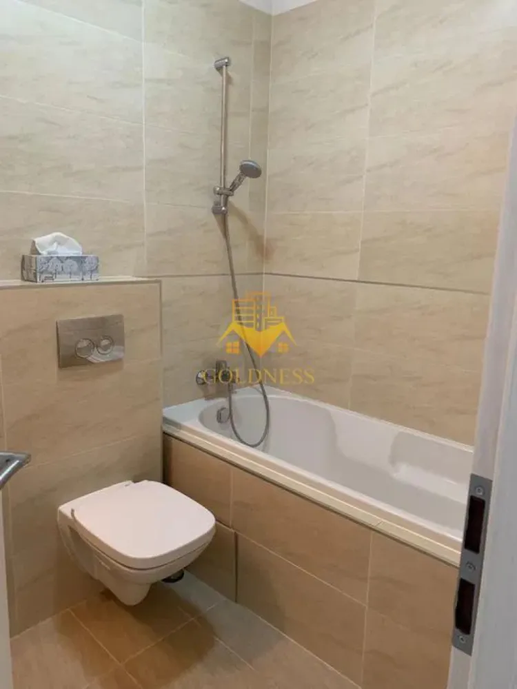 2 Camere, Open Space, garaj, Zona Grand Hotel Italia, Lidl, Buna Ziua - GOLDNESS Imobiliare vă propune spre închiriere un apartament cu 2 camere complet mobilat și utilat, la etajul 10 într-un imobil de 10 etaje, în cartierul Buna Ziua .
 Apartamentul este compartimentat astfel:
 Dispune de parcare subterana inclusa in pret !
 - dormitor cu pat matrimonial, dressing, noptiere
 - living cu bucatarie open-space complet utilată, canapea extensibla, loc de servit masa 
 - baie cu cabina de dus, calorifer port prosop inox și dulap pentru depozitare.
 - balcon de 8 mp.

Imobilul este dotat cu toate cele necesare - centrală proprie, mașină de spălat haine, frigider, plită electrică, hotă, TV, etc. 
Se află în apropierea stațiilor de transport în comun, magazine, restaurante, spații verzi, farmacii, etc. 

Dacă sunteți interesați de acest apartament și doriți să îl vizionați, dar și pentru alte oferte sau detalii nu ezitați să ne contactați telefonic sau prin e-mail - goldnessimobiliare@gmail.com. Vă stăm la dispoziție!
Pentru intermediere se percepe un comision de 50% din prețul chiriei!