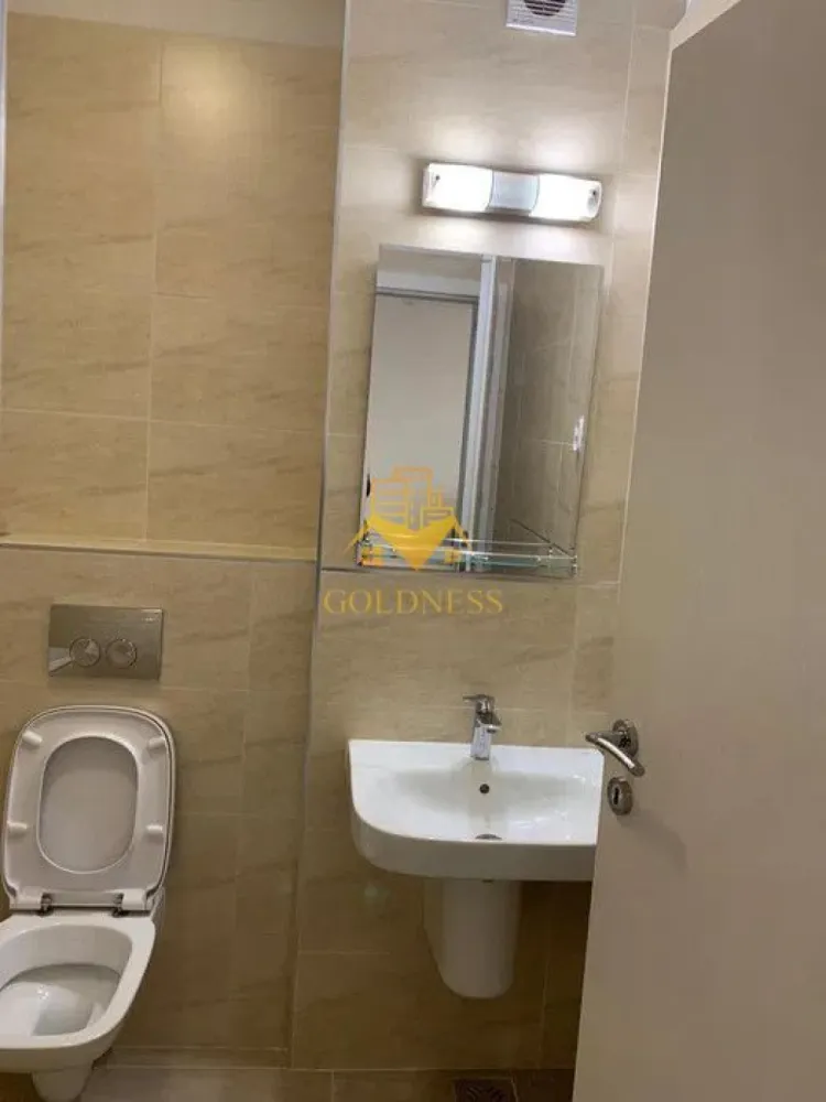2 Camere, Open Space, garaj, Zona Grand Hotel Italia, Lidl, Buna Ziua - GOLDNESS Imobiliare vă propune spre închiriere un apartament cu 2 camere complet mobilat și utilat, la etajul 10 într-un imobil de 10 etaje, în cartierul Buna Ziua .
 Apartamentul este compartimentat astfel:
 Dispune de parcare subterana inclusa in pret !
 - dormitor cu pat matrimonial, dressing, noptiere
 - living cu bucatarie open-space complet utilată, canapea extensibla, loc de servit masa 
 - baie cu cabina de dus, calorifer port prosop inox și dulap pentru depozitare.
 - balcon de 8 mp.

Imobilul este dotat cu toate cele necesare - centrală proprie, mașină de spălat haine, frigider, plită electrică, hotă, TV, etc. 
Se află în apropierea stațiilor de transport în comun, magazine, restaurante, spații verzi, farmacii, etc. 

Dacă sunteți interesați de acest apartament și doriți să îl vizionați, dar și pentru alte oferte sau detalii nu ezitați să ne contactați telefonic sau prin e-mail - goldnessimobiliare@gmail.com. Vă stăm la dispoziție!
Pentru intermediere se percepe un comision de 50% din prețul chiriei!