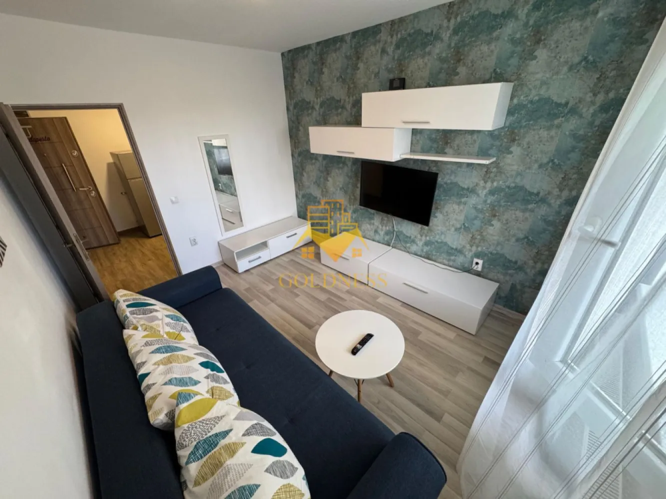 2 camere decomandate, modern, parcare, Cartierul Buna Ziua, Zona Audi - GOLDNESS Imobiliare vă propune spre închiriere un apartament cu 2 camere decomandate complet mobilat și utilat, la Parter într-un imobil de 4 etaje, în cartierul Buna Ziua. Apartamentul este compartimentat astfel:
 - dormitor cu pat matrimonial, dulap pentru haine, noptiere
 - dormitor cu canapea extensibila, spatiu pentru depozitare, noptiere
 - bucataria complet utilată, loc de servit masa 
 - baie cu vana, calorifer port prosop inox și dulap pentru depozitare.

Imobilul este dotat cu toate cele necesare- centrală pe bloc , frigider, aragaz, frigider etc. 
Se află în apropierea stațiilor de transport în comun, magazine, restaurante, spații verzi, farmacii, etc. 
Dispune de loc de parcare!

Dacă sunteți interesați de acest apartament și doriți să îl vizionați, dar și pentru alte oferte sau detalii nu ezitați să ne contactați telefonic sau prin e-mail - goldnessimobiliare@gmail.com. Vă stăm la dispoziție!
Pentru intermediere se percepe un comision de 50% din prețul chiriei!