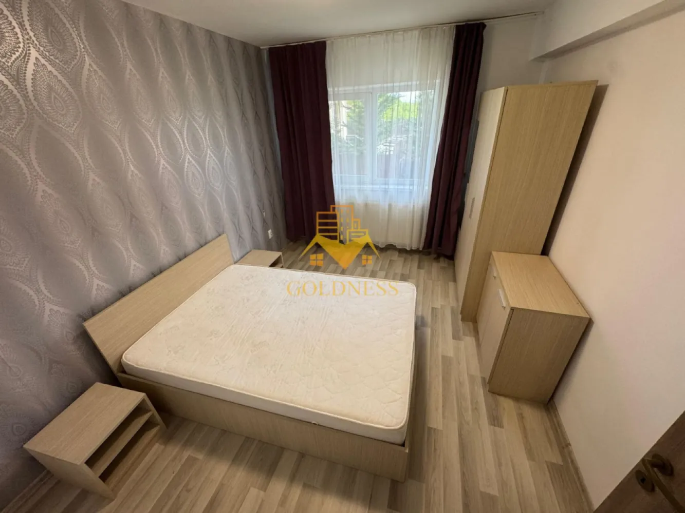 2 camere decomandate, modern, parcare, Cartierul Buna Ziua, Zona Audi - GOLDNESS Imobiliare vă propune spre închiriere un apartament cu 2 camere decomandate complet mobilat și utilat, la Parter într-un imobil de 4 etaje, în cartierul Buna Ziua. Apartamentul este compartimentat astfel:
 - dormitor cu pat matrimonial, dulap pentru haine, noptiere
 - dormitor cu canapea extensibila, spatiu pentru depozitare, noptiere
 - bucataria complet utilată, loc de servit masa 
 - baie cu vana, calorifer port prosop inox și dulap pentru depozitare.

Imobilul este dotat cu toate cele necesare- centrală pe bloc , frigider, aragaz, frigider etc. 
Se află în apropierea stațiilor de transport în comun, magazine, restaurante, spații verzi, farmacii, etc. 
Dispune de loc de parcare!

Dacă sunteți interesați de acest apartament și doriți să îl vizionați, dar și pentru alte oferte sau detalii nu ezitați să ne contactați telefonic sau prin e-mail - goldnessimobiliare@gmail.com. Vă stăm la dispoziție!
Pentru intermediere se percepe un comision de 50% din prețul chiriei!