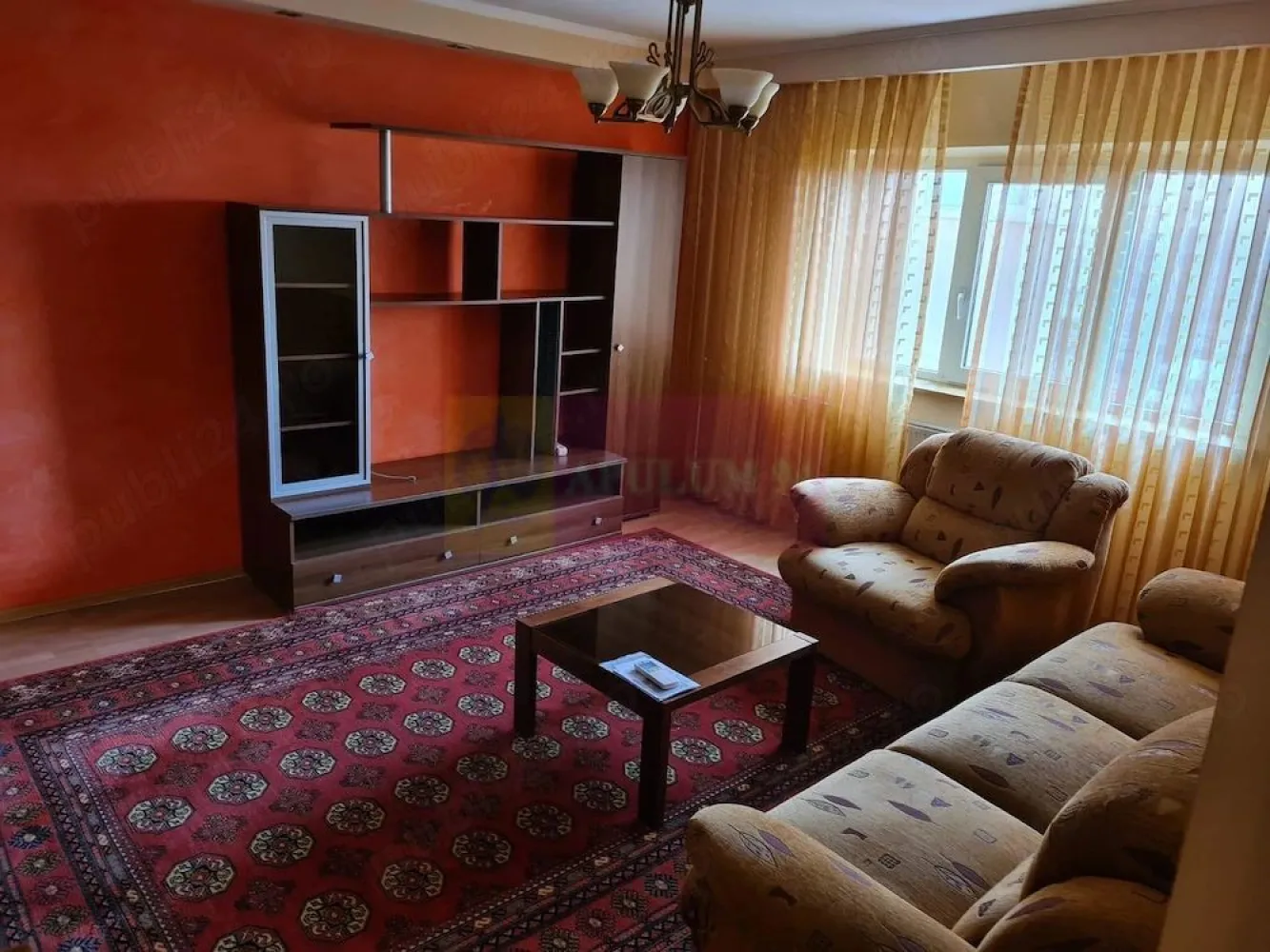 Vanzare apartament 3 camere zona Vitan-Mall - Compania Imobiliara Apulum94 va prezinta spre cumparate un apartament de 3 camere in zona Vitan-Mall. Apartamentul este decomandat, amenajat cu gresie, faianta, parchet, termopan. Blocul este anvelopat, linistit, scara curata. In proximitate se afla statia de metrou Mihai Bravu, Mall Vitan, gradinita, scoala.