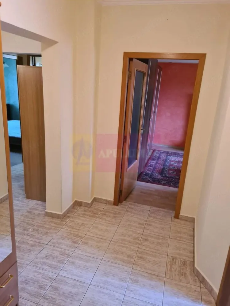 Vanzare apartament 3 camere zona Vitan-Mall - Compania Imobiliara Apulum94 va prezinta spre cumparate un apartament de 3 camere in zona Vitan-Mall. Apartamentul este decomandat, amenajat cu gresie, faianta, parchet, termopan. Blocul este anvelopat, linistit, scara curata. In proximitate se afla statia de metrou Mihai Bravu, Mall Vitan, gradinita, scoala.