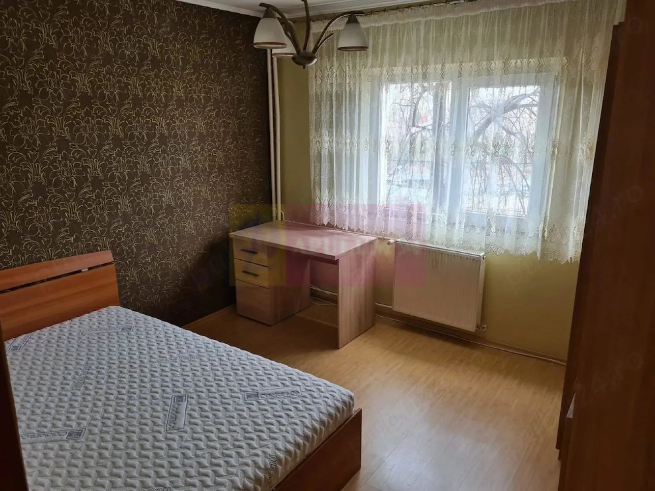 Vanzare apartament 3 camere zona Vitan-Mall - Compania Imobiliara Apulum94 va prezinta spre cumparate un apartament de 3 camere in zona Vitan-Mall. Apartamentul este decomandat, amenajat cu gresie, faianta, parchet, termopan. Blocul este anvelopat, linistit, scara curata. In proximitate se afla statia de metrou Mihai Bravu, Mall Vitan, gradinita, scoala.