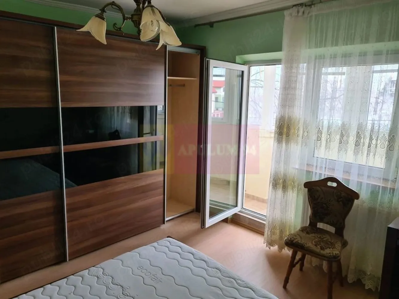 Vanzare apartament 3 camere zona Vitan-Mall - Compania Imobiliara Apulum94 va prezinta spre cumparate un apartament de 3 camere in zona Vitan-Mall. Apartamentul este decomandat, amenajat cu gresie, faianta, parchet, termopan. Blocul este anvelopat, linistit, scara curata. In proximitate se afla statia de metrou Mihai Bravu, Mall Vitan, gradinita, scoala.