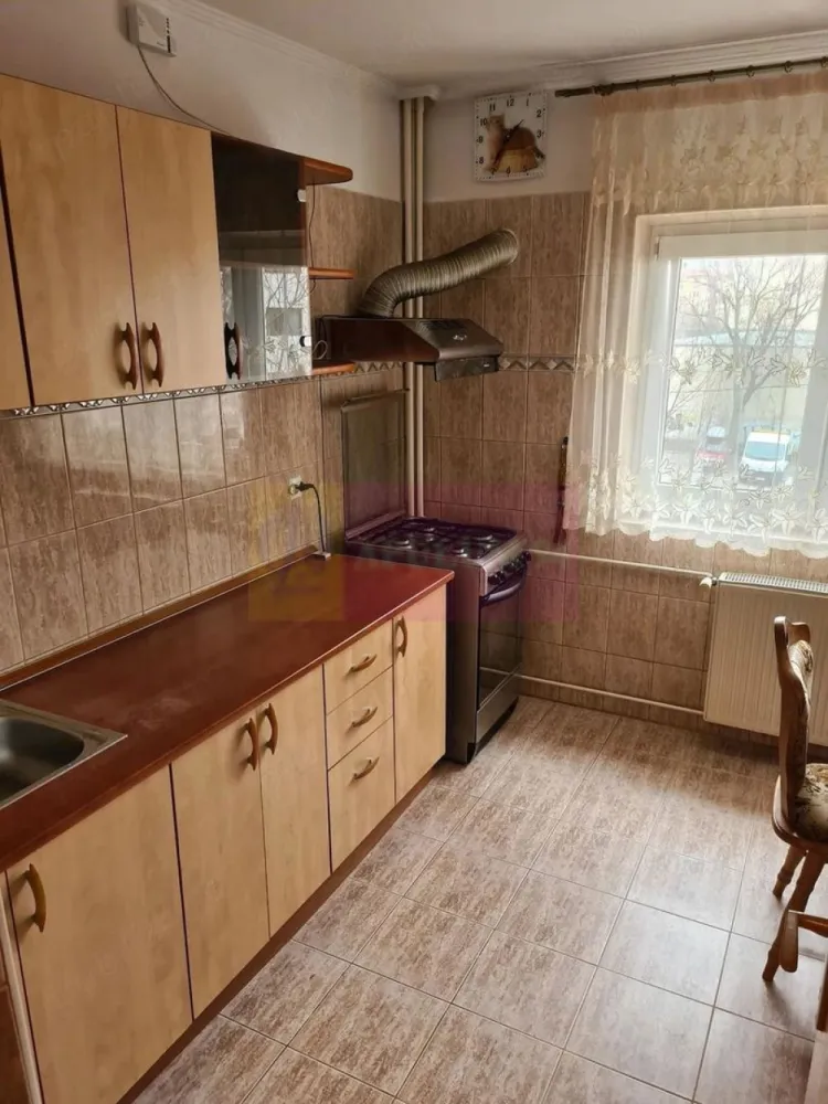 Vanzare apartament 3 camere zona Vitan-Mall - Compania Imobiliara Apulum94 va prezinta spre cumparate un apartament de 3 camere in zona Vitan-Mall. Apartamentul este decomandat, amenajat cu gresie, faianta, parchet, termopan. Blocul este anvelopat, linistit, scara curata. In proximitate se afla statia de metrou Mihai Bravu, Mall Vitan, gradinita, scoala.