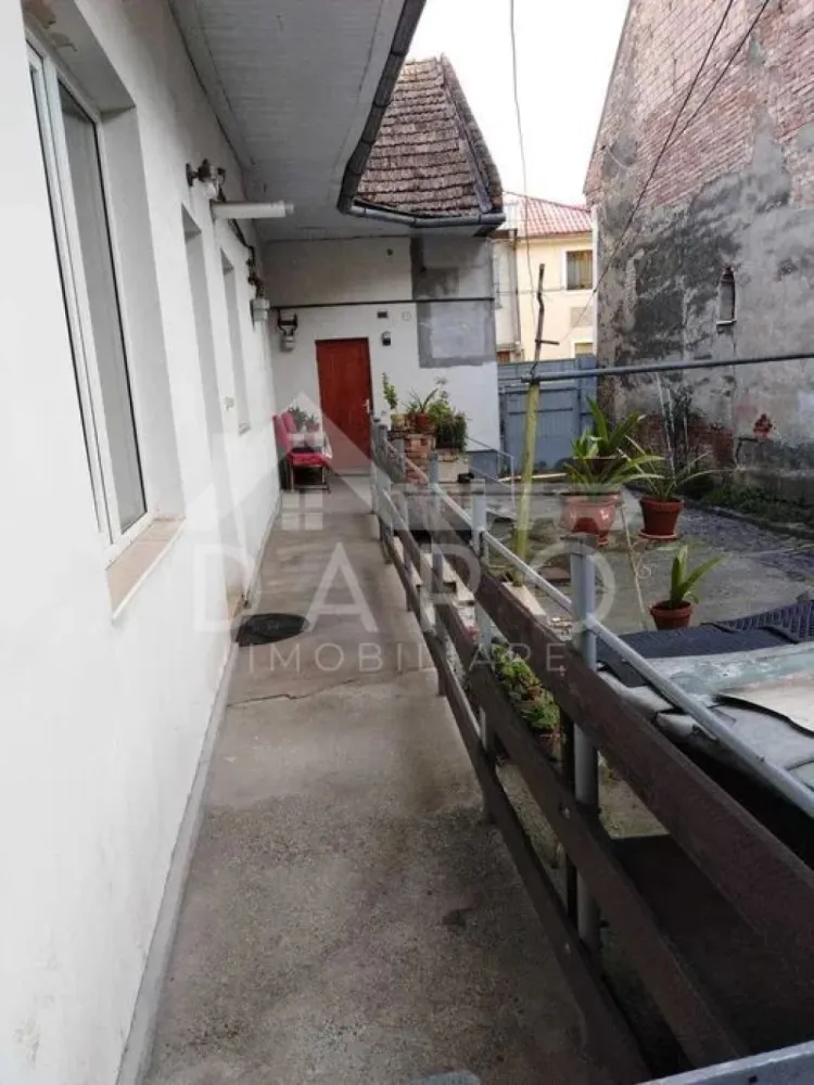🏡 Casă de vânzare | Zonă centrală | 260 mp utili | 148.000 € - 🏡 Casă de vânzare | Zonă centrală | 260 mp utili | 148.000 €
O oportunitate rară în zona centrală! Casă spațioasă, singur în curte, ideală pentru locuință, investiție sau activitate de birouri/cabinet.
📐 Suprafață utilă: 260 mp
🌳 Teren: 300 mp
💰 Preț: 148.000 €
Compartimentare:
3 camere mari și luminoase
2 bucătării
2 băi
Pivniță spațioasă
Dotări:
✔ Geamuri termopan
✔ Pardoseli din parchet și gresie
✔ Casă bine întreținută
Avantaje:
📍 Zonă centrală – acces rapid către toate punctele de interes
📍 Singur în curte – intimitate totală
📍 Suprafață generoasă – multiple posibilități de compartimentare
📍 Ideală pentru locuință, sediu firmă, cabinet medical sau investiție
💎 Raport excelent preț / suprafață pentru zona centrală!
📞 Detalii și vizionări:
Coman Maria – DARO Imobiliare & Kiwi Finance
📱 0749 535 729
💳 Ai nevoie de credit? Oferim analiză gratuită și soluții de finanțare de la peste 12 bănci.