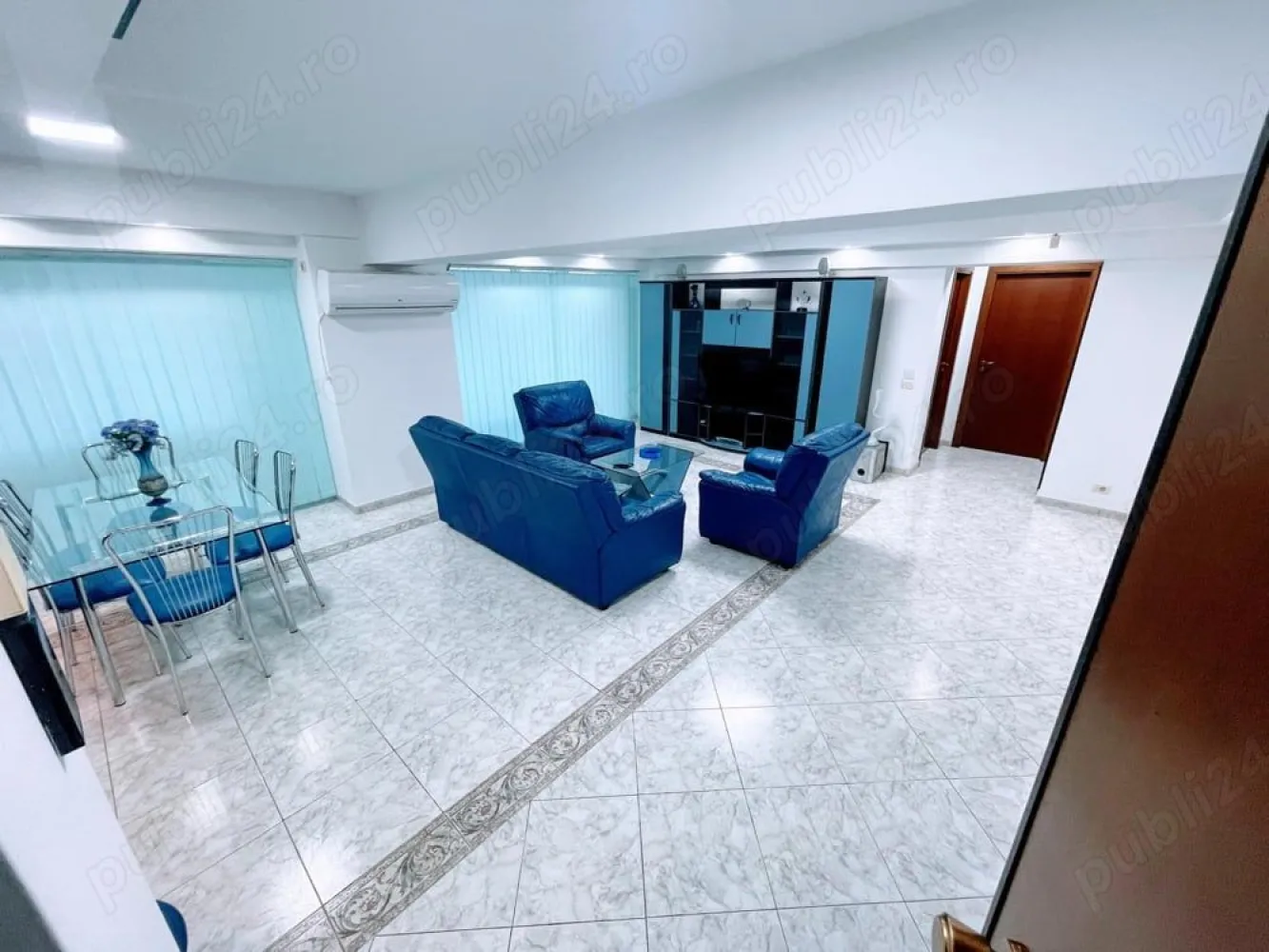 Ag BRASADAS închiriaza ap 2 cam et 4/8 Calea 13 Septembrie. - Agenția BRASADAS închiriază apartament cu doua camere situat in zona Hotelului Marriott (CASA POPORULUI) pe Calea 13 Septembrie,imobilul are vedere pe spate. Apartamentul este pozitionat la etajul 4 din 8. 
Apartamentul ca si compartimentare este decomandat si contine: 1 living open space cu bucatarie, 1 dormitor mare, 2 grupuri sanitare, 1 balcon inchis.
Apartamentul este mobilat integral: are 2 dressinguri mari, o canapea si doua fotolii de piele in living, pat 200x220m in dormitor, biblioteca in living si bucatarie integral mobilata si utilata. 
Suprafata utila este de 109 mp., constructia este finalizata in anul 1986?, scara blocului dispune de 2 lifturi pentru persoane.
Apartamentul vine insotit de 1 parcare in fata blocului platita la primarie.

Apartamentul este disponibil imediat contra unei chirii de 700 euro luna in care este inclus si contractul ANAF. Plata se face o luna avans si o luna garantie.
www.brasadas.com.