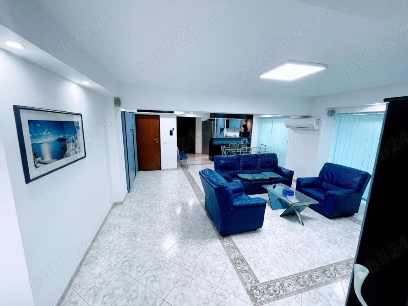Ag BRASADAS închiriaza ap 2 cam et 4/8 Calea 13 Septembrie. - Agenția BRASADAS închiriază apartament cu doua camere situat in zona Hotelului Marriott (CASA POPORULUI) pe Calea 13 Septembrie,imobilul are vedere pe spate. Apartamentul este pozitionat la etajul 4 din 8. 
Apartamentul ca si compartimentare este decomandat si contine: 1 living open space cu bucatarie, 1 dormitor mare, 2 grupuri sanitare, 1 balcon inchis.
Apartamentul este mobilat integral: are 2 dressinguri mari, o canapea si doua fotolii de piele in living, pat 200x220m in dormitor, biblioteca in living si bucatarie integral mobilata si utilata. 
Suprafata utila este de 109 mp., constructia este finalizata in anul 1986?, scara blocului dispune de 2 lifturi pentru persoane.
Apartamentul vine insotit de 1 parcare in fata blocului platita la primarie.

Apartamentul este disponibil imediat contra unei chirii de 700 euro luna in care este inclus si contractul ANAF. Plata se face o luna avans si o luna garantie.
www.brasadas.com.