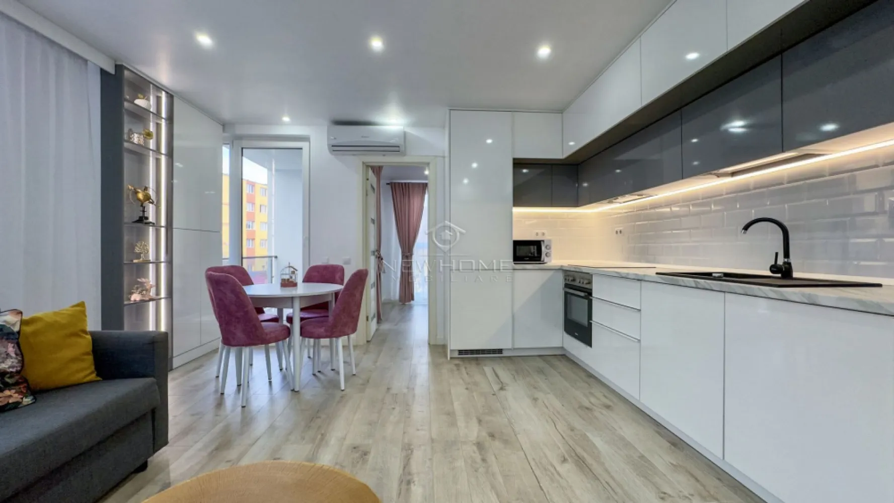 Apartament cu 3 camere de închiriat în zona Centrală - NewHOME Imobiliare ofera in EXCLUSIVITATE spre închiriere apartament modern cu 3 camere. Situat in zona CENTRALĂ. Apartamentul este amplasat la etajul 1 din 5 intr-un imobil nou finalizat in anul 2020, dispune de suprafata utilă 65 mp + 5 balcon. Compartimentat astfel: hol, living impreuna cu bucataria, 2 dormitoare, 1 baie, 1 balcon, 1 loc de PARCARE subteran inclus in pret. Pentru confortul Dvs. se inchiriaza complet mobilat/utilat, cum se vede in poze, dotat cu centrala termica proprie, AER condiționat, electrocasnice de calitate. Avand in vedere poziția si avantajele zonei este una de interes maxim, fiind in apropiere de centrul orasului, mijloacele de transport in comun, magazine alimentare, scoli/ gradinite, farmacii, banci etc. Pentru mai multe informatii si pentru a programa o vizionare, contactati-ne cu incredere!
