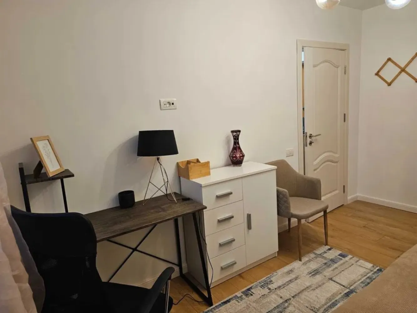 De inchiriat apartament cu 3 camere Tiglina 1, 520 euro - Se închiriază apartament cu 3 camere semidecomandat, situat în zona Țiglina 1, et. 2/4, într-o locație liniștită și foarte bine conectată la punctele de interes ale orașului.
Apartamentul este complet renovat, amenajat modern și foarte bine întreținut, oferind un ambient plăcut și confortabil.
Compartimentare:
• Living spațios
• 2 dormitoare
• 1 baie
• Bucătărie funcțională
Locuința este ideală pentru o familie, un cuplu sau persoane care își doresc confort și o zonă bun
 Chirie: 520 euro/lună
Garantie 520 euro.
La incheierea contractului de inchiriere chiriasul va achita comisionul agentiei imobiliare.
Pentru detalii suplimentare și programarea unei vizionări, sunați la: 0741.030.292 Marilena.