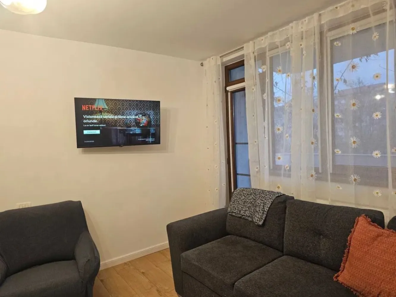 De inchiriat apartament cu 3 camere Tiglina 1, 520 euro - Se închiriază apartament cu 3 camere semidecomandat, situat în zona Țiglina 1, et. 2/4, într-o locație liniștită și foarte bine conectată la punctele de interes ale orașului.
Apartamentul este complet renovat, amenajat modern și foarte bine întreținut, oferind un ambient plăcut și confortabil.
Compartimentare:
• Living spațios
• 2 dormitoare
• 1 baie
• Bucătărie funcțională
Locuința este ideală pentru o familie, un cuplu sau persoane care își doresc confort și o zonă bun
 Chirie: 520 euro/lună
Garantie 520 euro.
La incheierea contractului de inchiriere chiriasul va achita comisionul agentiei imobiliare.
Pentru detalii suplimentare și programarea unei vizionări, sunați la: 0741.030.292 Marilena.