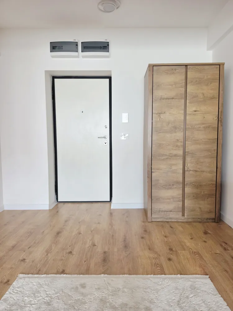 APARTAMENT 2 CAMERE +, complet mobilat si utilat - VAND apartament 2 camere, complet mobilat si utilat!&nbsp;Complex rezidential, zona Pipera/VoluntariAn constructie 2024📌170 000 €LOCALIZARE EXCELENTA !!OPORTUNITATE INVESTITIE !! PRETABIL SI PENTRU REGIM HOTELIER !!Studioul este localizat in complexul Ivory Residence, un proiect rezidențial complet finalizat și gata de mutat, compus din 12 blocuri. Cu o distanță generoasă între acestea, poate fi numit cel mai aerisit proiect rezidențial, oferind un ambient primitor și relaxant.Cartierul de apartamente este construit pe o suprafață de 6 hectare, iar aici te întâmpină spații verzi, inclusiv un parculeț și chiar o livadă de pomi fructiferi. Pentru activități sportive și recreere, acesta îți pune la dispoziție teren multisport, pistă de alergare și loc de joacă dedicate exclusiv rezidenților.Aspectul practic și confortabil este completat de un bloc de parcări, un subsol rezervat pentru boxe și o zonă de parcare destinată vizitatorilor. Construcția clădirilor este concepută în sistem monolit, cu pereți turnați din beton armat, asigurând nu doar o rezistență deosebită, ci și o calitate fonică eficientă.Ivory Residence se remarcă prin finisajele de înaltă calitate, în concordanță cu cele mai exigente standarde.Apartamentul este pozitionat la etajul 3 imobilului de 3 nivele construit in anul 2024.Suprafete si componenta: Suprafata Total Construita a apartamentului este de 90 mp, Suprafata Utila de care dispune fiind de 64 de mp, iar daca includem si cele doua balcoane generoase de care dispune apartamentul se ajunge la o Suprafata Utila Totala de 74 mp.Un mare plus al acestei proprietati il constituie faptul ca dispune de un spatiu suplimentar ( birou ) de aproximativ 6 mp, practic o a treia camera…Apartamentul &nbsp;beneficiaza de finisaje clasa premium si este complet mobilat si utilat.Imobilul dispune de centrala proprie si incalzire prin pardoseala.Vederea din apartament este libera , orientarea cardinala este spre SUD – EST, apartamentul beneficiind astfel de lumina naturala pe tot parcursul zilei.Vecinatati: Bulevardul Pipera, Sos. Petricani, Metrou Pipera, Metrou Aurel Vlaicu, Promenada Mall, Pipera Plaza, Global Plaza, Swan Office Park, Cubic Center.