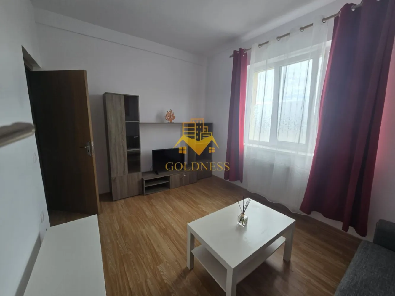 2 camere decomandate, modern, parcare, Cartierul Buna Ziua, Zona Audi - GOLDNESS Imobiliare vă propune spre închiriere un apartament cu 2 camere decomandate complet mobilat și utilat, la Parter într-un imobil de 4 etaje, în cartierul Buna Ziua. Apartamentul este compartimentat astfel:
 - dormitor cu pat matrimonial, dulap pentru haine, noptiere
 - dormitor cu canapea exntensibila, spatiu pentru depozitare.
 - bucataria complet utilată, loc de servit masa 
 - baie cu vana, calorifer port prosop inox și dulap pentru depozitare.

Imobilul este dotat cu toate cele necesare- centrală pe bloc , frigider, aragaz, frigider etc. 
Se află în apropierea stațiilor de transport în comun, magazine, restaurante, spații verzi, farmacii, etc. 
Dispune de loc de parcare!

Dacă sunteți interesați de acest apartament și doriți să îl vizionați, dar și pentru alte oferte sau detalii nu ezitați să ne contactați telefonic sau prin e-mail - goldnessimobiliare@gmail.com. Vă stăm la dispoziție!
Pentru intermediere se percepe un comision de 50% din prețul chiriei!