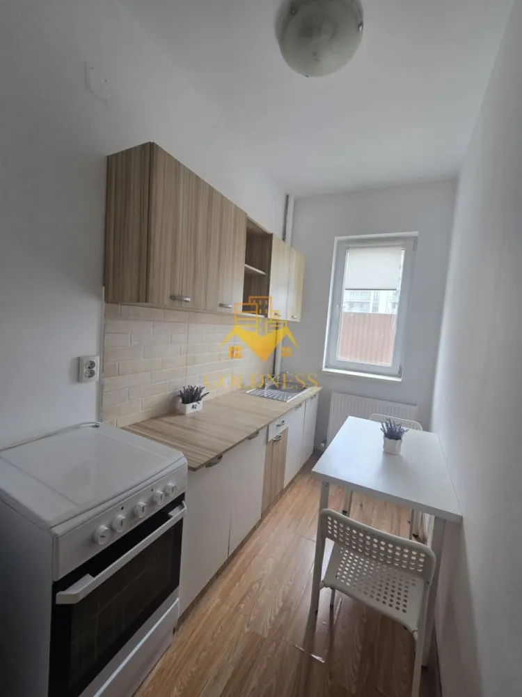 2 camere decomandate, modern, parcare, Cartierul Buna Ziua, Zona Audi - GOLDNESS Imobiliare vă propune spre închiriere un apartament cu 2 camere decomandate complet mobilat și utilat, la Parter într-un imobil de 4 etaje, în cartierul Buna Ziua. Apartamentul este compartimentat astfel:
 - dormitor cu pat matrimonial, dulap pentru haine, noptiere
 - dormitor cu canapea exntensibila, spatiu pentru depozitare.
 - bucataria complet utilată, loc de servit masa 
 - baie cu vana, calorifer port prosop inox și dulap pentru depozitare.

Imobilul este dotat cu toate cele necesare- centrală pe bloc , frigider, aragaz, frigider etc. 
Se află în apropierea stațiilor de transport în comun, magazine, restaurante, spații verzi, farmacii, etc. 
Dispune de loc de parcare!

Dacă sunteți interesați de acest apartament și doriți să îl vizionați, dar și pentru alte oferte sau detalii nu ezitați să ne contactați telefonic sau prin e-mail - goldnessimobiliare@gmail.com. Vă stăm la dispoziție!
Pentru intermediere se percepe un comision de 50% din prețul chiriei!