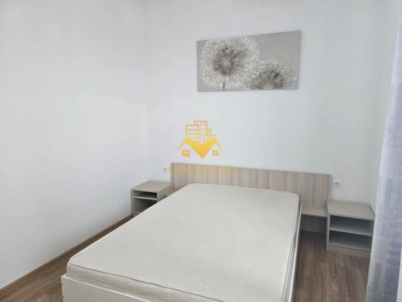 2 camere decomandate, modern, parcare, Cartierul Buna Ziua, Zona Audi - GOLDNESS Imobiliare vă propune spre închiriere un apartament cu 2 camere decomandate complet mobilat și utilat, la Parter într-un imobil de 4 etaje, în cartierul Buna Ziua. Apartamentul este compartimentat astfel:
 - dormitor cu pat matrimonial, dulap pentru haine, noptiere
 - dormitor cu canapea exntensibila, spatiu pentru depozitare.
 - bucataria complet utilată, loc de servit masa 
 - baie cu vana, calorifer port prosop inox și dulap pentru depozitare.

Imobilul este dotat cu toate cele necesare- centrală pe bloc , frigider, aragaz, frigider etc. 
Se află în apropierea stațiilor de transport în comun, magazine, restaurante, spații verzi, farmacii, etc. 
Dispune de loc de parcare!

Dacă sunteți interesați de acest apartament și doriți să îl vizionați, dar și pentru alte oferte sau detalii nu ezitați să ne contactați telefonic sau prin e-mail - goldnessimobiliare@gmail.com. Vă stăm la dispoziție!
Pentru intermediere se percepe un comision de 50% din prețul chiriei!