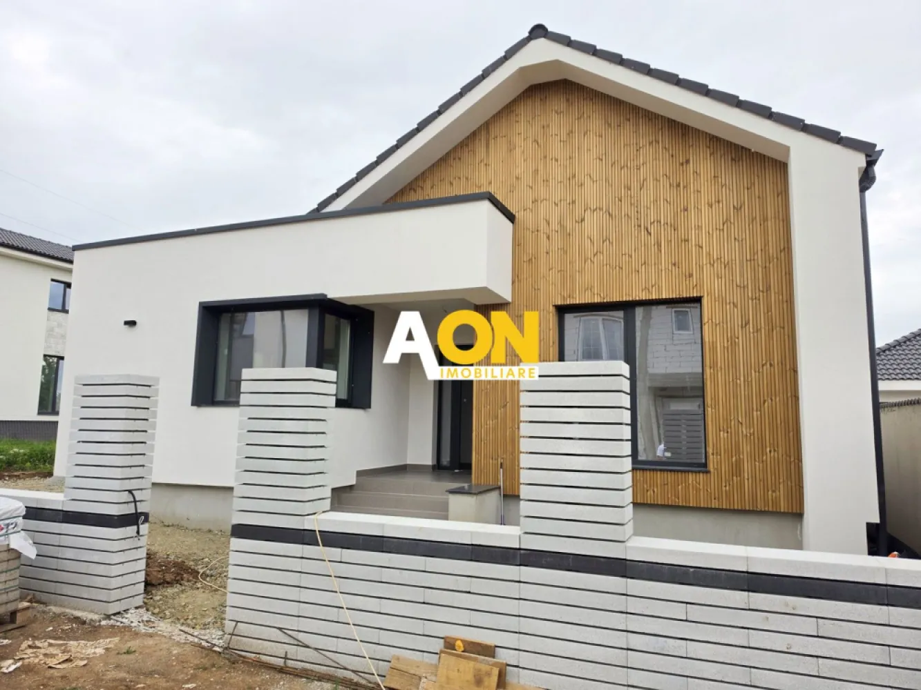 Casă 4 camere, 375 mp teren, predare la cheie, zona Valea Popii - AON Imobiliare vă prezintă o casă cu 4 camere, modernă, finalizată în anul 2026 și finisată complet la cheie. Locuința se predă cu absolut toate detaliile tehnice și estetice puse la punct (inclusiv ultimele finisaje care nu apar în galeria foto actuală), fiind pregătită pentru mutare imediată.
Proprietatea are un regim de înălțime Subsol + Parter și este compartimentată inteligent, oferind spații aerisite și funcționale:
• Parter: Living luminos, bucătărie separată, 3 dormitoare primitoare, 2 băi utilate și o cameră tehnică.
• Exterior Parter: O terasă acoperită de 12 mp, ideală pentru relaxare.
• Subsol: O pivnită uscată și utilă, în suprafață de 14 mp.
Detalii Suprafețe și Teren:
• Suprafață utilă: 118 mp
• Suprafață construită desfășurată: 150 mp
• Amprentă la sol: 133 mp
• Teren: 375 mp, cu o deschidere stradală de 16 metri liniari.
Structură și Dotări Premium:
• Construcție solidă din cărămidă Porotherm de 25 cm.
• Izolație exterioară eficientă din polistiren de 15 cm.
• Confort termic optim asigurat prin încălzire în pardoseală și centrală termică pe gaz.
• Tâmplărie de calitate superioară cu geamuri tripan pentru o excelentă izolare fonică și termică.
• Finisaje din gama premium, executate cu atenție la detalii.
Localizare:
Casa este situată într-o zonă deosebit de liniștită, în imediata apropiere de zona Valea Popii, chiar lângă pădure. Locația oferă aer curat și intimitate, păstrând în același timp un acces auto facil și rapid, fiind la o distanță foarte mică de drumul asfaltat.
Pentru mai multe detalii sau pentru a programa o vizionare, vă stăm la dispoziție! 
ID intern: CP3092968