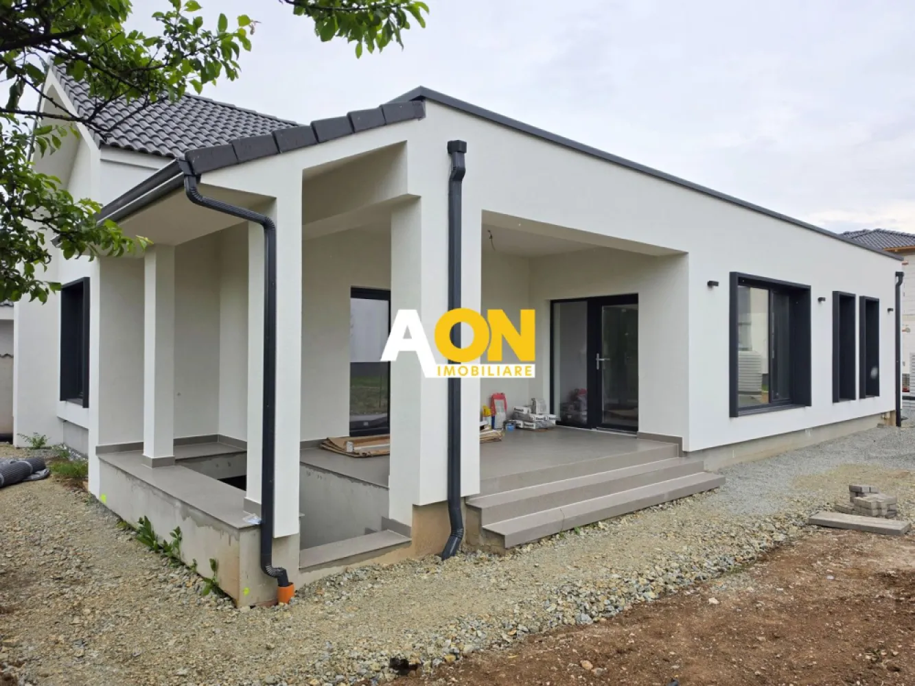Casă 4 camere, 375 mp teren, predare la cheie, zona Valea Popii - AON Imobiliare vă prezintă o casă cu 4 camere, modernă, finalizată în anul 2026 și finisată complet la cheie. Locuința se predă cu absolut toate detaliile tehnice și estetice puse la punct (inclusiv ultimele finisaje care nu apar în galeria foto actuală), fiind pregătită pentru mutare imediată.
Proprietatea are un regim de înălțime Subsol + Parter și este compartimentată inteligent, oferind spații aerisite și funcționale:
• Parter: Living luminos, bucătărie separată, 3 dormitoare primitoare, 2 băi utilate și o cameră tehnică.
• Exterior Parter: O terasă acoperită de 12 mp, ideală pentru relaxare.
• Subsol: O pivnită uscată și utilă, în suprafață de 14 mp.
Detalii Suprafețe și Teren:
• Suprafață utilă: 118 mp
• Suprafață construită desfășurată: 150 mp
• Amprentă la sol: 133 mp
• Teren: 375 mp, cu o deschidere stradală de 16 metri liniari.
Structură și Dotări Premium:
• Construcție solidă din cărămidă Porotherm de 25 cm.
• Izolație exterioară eficientă din polistiren de 15 cm.
• Confort termic optim asigurat prin încălzire în pardoseală și centrală termică pe gaz.
• Tâmplărie de calitate superioară cu geamuri tripan pentru o excelentă izolare fonică și termică.
• Finisaje din gama premium, executate cu atenție la detalii.
Localizare:
Casa este situată într-o zonă deosebit de liniștită, în imediata apropiere de zona Valea Popii, chiar lângă pădure. Locația oferă aer curat și intimitate, păstrând în același timp un acces auto facil și rapid, fiind la o distanță foarte mică de drumul asfaltat.
Pentru mai multe detalii sau pentru a programa o vizionare, vă stăm la dispoziție! 
ID intern: CP3092968