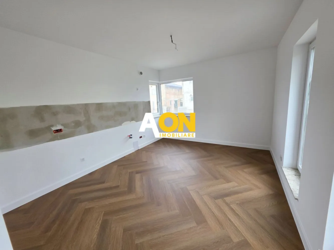 Casă 4 camere, 375 mp teren, predare la cheie, zona Valea Popii - AON Imobiliare vă prezintă o casă cu 4 camere, modernă, finalizată în anul 2026 și finisată complet la cheie. Locuința se predă cu absolut toate detaliile tehnice și estetice puse la punct (inclusiv ultimele finisaje care nu apar în galeria foto actuală), fiind pregătită pentru mutare imediată.
Proprietatea are un regim de înălțime Subsol + Parter și este compartimentată inteligent, oferind spații aerisite și funcționale:
• Parter: Living luminos, bucătărie separată, 3 dormitoare primitoare, 2 băi utilate și o cameră tehnică.
• Exterior Parter: O terasă acoperită de 12 mp, ideală pentru relaxare.
• Subsol: O pivnită uscată și utilă, în suprafață de 14 mp.
Detalii Suprafețe și Teren:
• Suprafață utilă: 118 mp
• Suprafață construită desfășurată: 150 mp
• Amprentă la sol: 133 mp
• Teren: 375 mp, cu o deschidere stradală de 16 metri liniari.
Structură și Dotări Premium:
• Construcție solidă din cărămidă Porotherm de 25 cm.
• Izolație exterioară eficientă din polistiren de 15 cm.
• Confort termic optim asigurat prin încălzire în pardoseală și centrală termică pe gaz.
• Tâmplărie de calitate superioară cu geamuri tripan pentru o excelentă izolare fonică și termică.
• Finisaje din gama premium, executate cu atenție la detalii.
Localizare:
Casa este situată într-o zonă deosebit de liniștită, în imediata apropiere de zona Valea Popii, chiar lângă pădure. Locația oferă aer curat și intimitate, păstrând în același timp un acces auto facil și rapid, fiind la o distanță foarte mică de drumul asfaltat.
Pentru mai multe detalii sau pentru a programa o vizionare, vă stăm la dispoziție! 
ID intern: CP3092968