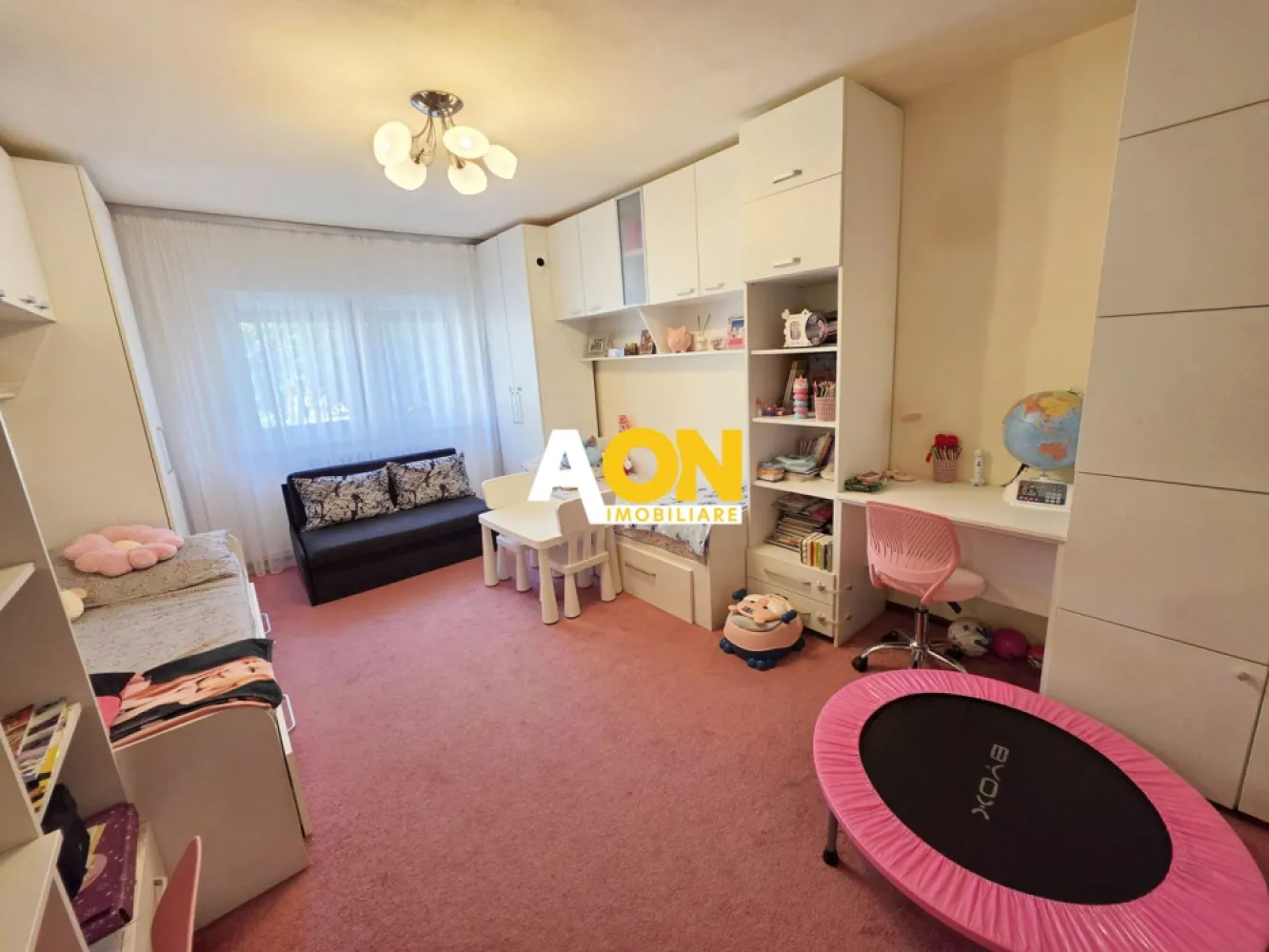 Apartament cu 2 camere, etaj 1, mobilat, utilat, Cetate - Kaufland - AON Imobiliare vă prezintă spre vânzare un apartament cu 2 camere, poziționat excelent în cartierul Cetate, la o distanță foarte mică de Kaufland, Piața Agroalimentară, școală și grădiniță.
Locuința se află la etajul 1 al unui bloc cu 4 etaje, construit în anul 1984.
Caracteristici și Compartimentare:
• Configurație: Decomandat complet, oferind intimitate și confort.
• Suprafață utilă: 50 mp, spațiul fiind optimizat inteligent.
• Compartimentare modificată practic: Bucătăria a fost mutată pe balcon, iar fostul spațiu al bucătăriei a fost transformat într-o zonă primitoare de dining și primire a musafirilor.
• Baie: Dispune de geam pentru aerisire naturală.
Dotări și Finisaje:
• Izolație superioară: Pereții sunt izolați termic atât la exterior, cât și la interior, asigurând costuri reduse la întreținere.
• Confort termic: Centrală termică proprie cu calorifere și instalație de aer condiționat.
• Stare: Renovat, gata de mutare.
Apartamentul se vinde complet mobilat și utilat (cu câteva foarte mici excepții care vor fi discutate la vizionare). Este o proprietate ideală atât pentru locuit, datorită etajului intermediar și a proximității față de toate punctele de interes, cât și pentru investiție.
Pentru mai multe detalii sau pentru a programa o vizionare, nu ezitați să ne contactați!
ID intern: CP3089768