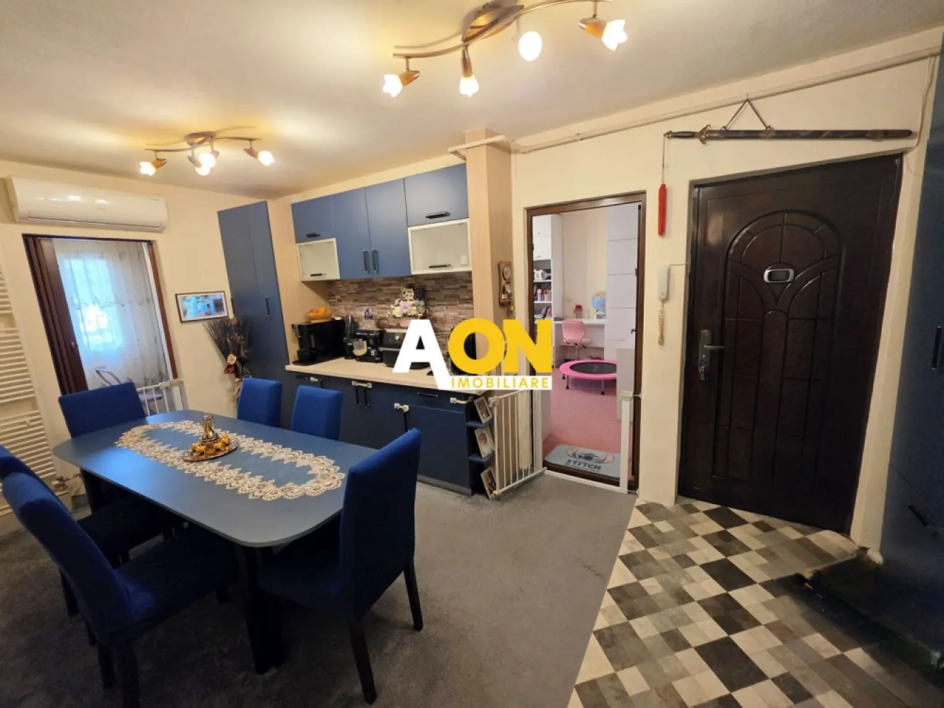 Apartament cu 2 camere, etaj 1, mobilat, utilat, Cetate - Kaufland - AON Imobiliare vă prezintă spre vânzare un apartament cu 2 camere, poziționat excelent în cartierul Cetate, la o distanță foarte mică de Kaufland, Piața Agroalimentară, școală și grădiniță.
Locuința se află la etajul 1 al unui bloc cu 4 etaje, construit în anul 1984.
Caracteristici și Compartimentare:
• Configurație: Decomandat complet, oferind intimitate și confort.
• Suprafață utilă: 50 mp, spațiul fiind optimizat inteligent.
• Compartimentare modificată practic: Bucătăria a fost mutată pe balcon, iar fostul spațiu al bucătăriei a fost transformat într-o zonă primitoare de dining și primire a musafirilor.
• Baie: Dispune de geam pentru aerisire naturală.
Dotări și Finisaje:
• Izolație superioară: Pereții sunt izolați termic atât la exterior, cât și la interior, asigurând costuri reduse la întreținere.
• Confort termic: Centrală termică proprie cu calorifere și instalație de aer condiționat.
• Stare: Renovat, gata de mutare.
Apartamentul se vinde complet mobilat și utilat (cu câteva foarte mici excepții care vor fi discutate la vizionare). Este o proprietate ideală atât pentru locuit, datorită etajului intermediar și a proximității față de toate punctele de interes, cât și pentru investiție.
Pentru mai multe detalii sau pentru a programa o vizionare, nu ezitați să ne contactați!
ID intern: CP3089768