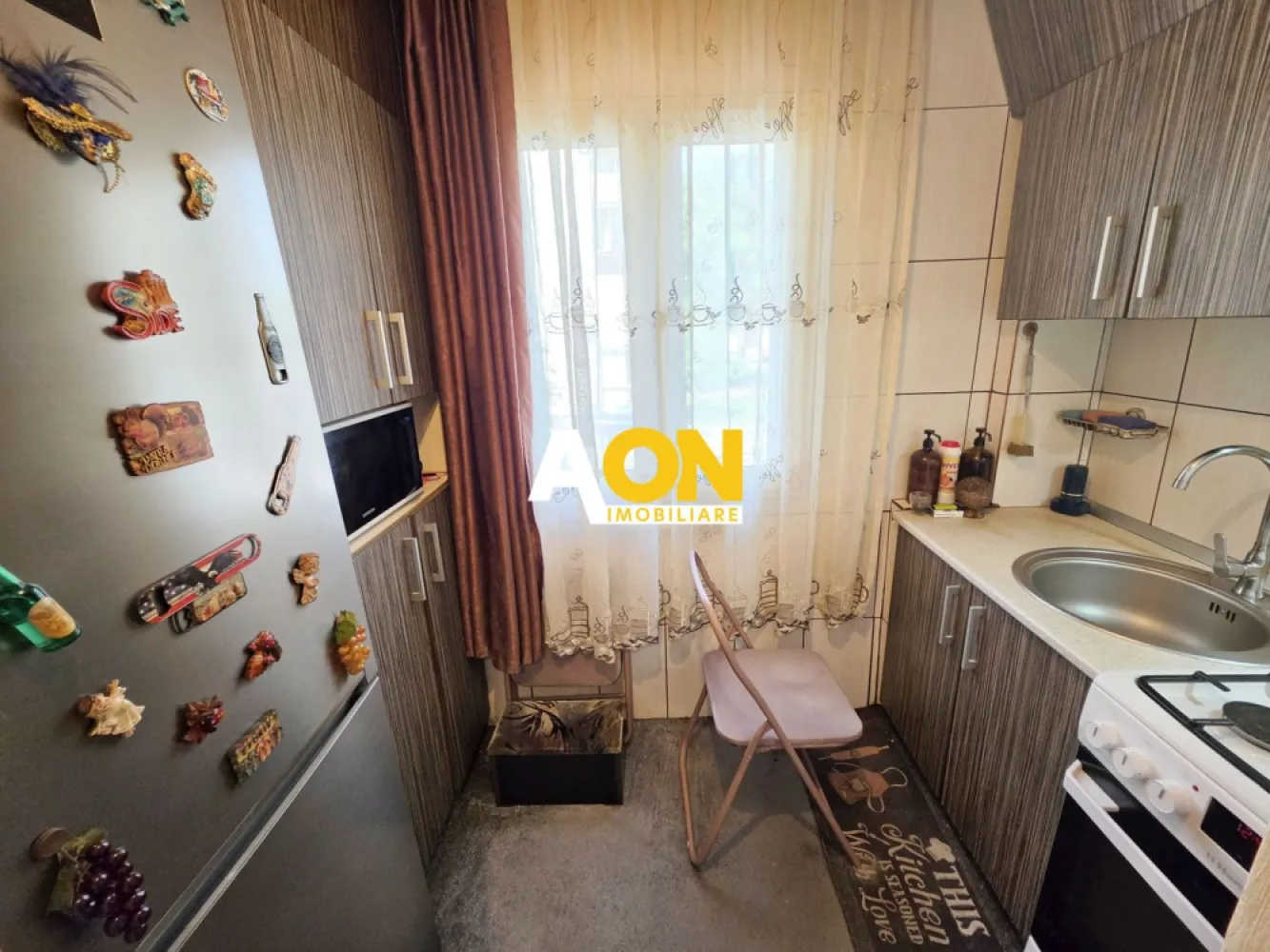 Apartament cu 2 camere, etaj 1, mobilat, utilat, Cetate - Kaufland - AON Imobiliare vă prezintă spre vânzare un apartament cu 2 camere, poziționat excelent în cartierul Cetate, la o distanță foarte mică de Kaufland, Piața Agroalimentară, școală și grădiniță.
Locuința se află la etajul 1 al unui bloc cu 4 etaje, construit în anul 1984.
Caracteristici și Compartimentare:
• Configurație: Decomandat complet, oferind intimitate și confort.
• Suprafață utilă: 50 mp, spațiul fiind optimizat inteligent.
• Compartimentare modificată practic: Bucătăria a fost mutată pe balcon, iar fostul spațiu al bucătăriei a fost transformat într-o zonă primitoare de dining și primire a musafirilor.
• Baie: Dispune de geam pentru aerisire naturală.
Dotări și Finisaje:
• Izolație superioară: Pereții sunt izolați termic atât la exterior, cât și la interior, asigurând costuri reduse la întreținere.
• Confort termic: Centrală termică proprie cu calorifere și instalație de aer condiționat.
• Stare: Renovat, gata de mutare.
Apartamentul se vinde complet mobilat și utilat (cu câteva foarte mici excepții care vor fi discutate la vizionare). Este o proprietate ideală atât pentru locuit, datorită etajului intermediar și a proximității față de toate punctele de interes, cât și pentru investiție.
Pentru mai multe detalii sau pentru a programa o vizionare, nu ezitați să ne contactați!
ID intern: CP3089768