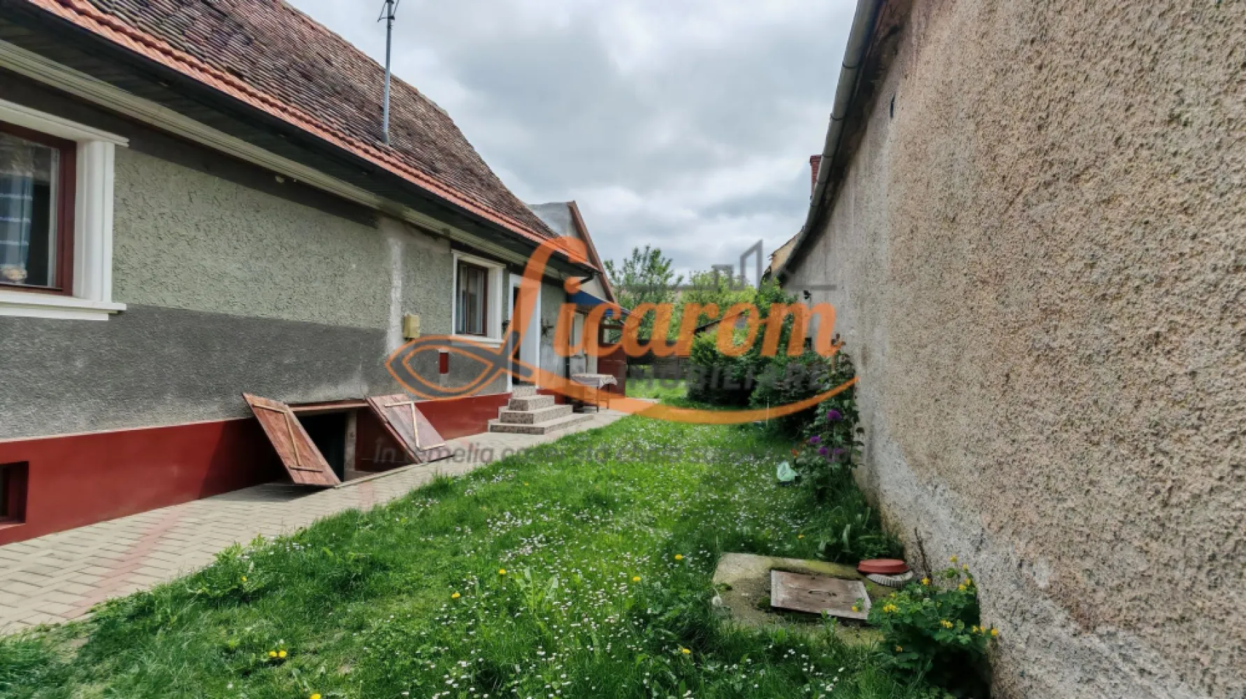 Casa saseasca,individuala,Cristian zona Centrala,teren 540 mp - Licarom Imobiliare propune spre vanzare o casa individuala constructie foarte rezistenta din caramida cu ziduri groase.
Proprietatea este situata in zona Centrala a Cristianului,in vatra veche,in zona noului Centru Comunitar care se construieste. 
Casa are 2 camere,baie,bucatarie,beci si pod,anexe gospodaresti si curte cu verdeata.
Proprietatea are nevoie de amenajari moderne.
Este racordata la gaz,curent,apa si canalizare.
Pretul este 149000 euro negociabil
Pentru mai multe informatii,nu ezitati sa ne contactati la telefon 0723985424 Consultant imobiliar Liliana si 0741059397 Consultant imobiliar Calin