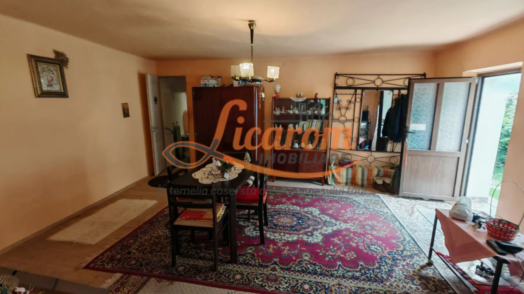 Casa saseasca,individuala,Cristian zona Centrala,teren 540 mp - Licarom Imobiliare propune spre vanzare o casa individuala constructie foarte rezistenta din caramida cu ziduri groase.
Proprietatea este situata in zona Centrala a Cristianului,in vatra veche,in zona noului Centru Comunitar care se construieste. 
Casa are 2 camere,baie,bucatarie,beci si pod,anexe gospodaresti si curte cu verdeata.
Proprietatea are nevoie de amenajari moderne.
Este racordata la gaz,curent,apa si canalizare.
Pretul este 149000 euro negociabil
Pentru mai multe informatii,nu ezitati sa ne contactati la telefon 0723985424 Consultant imobiliar Liliana si 0741059397 Consultant imobiliar Calin