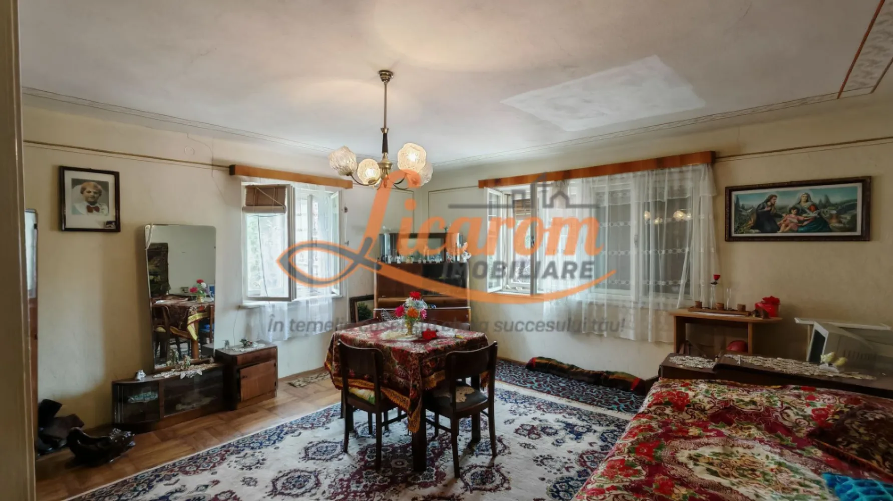 Casa saseasca,individuala,Cristian zona Centrala,teren 540 mp - Licarom Imobiliare propune spre vanzare o casa individuala constructie foarte rezistenta din caramida cu ziduri groase.
Proprietatea este situata in zona Centrala a Cristianului,in vatra veche,in zona noului Centru Comunitar care se construieste. 
Casa are 2 camere,baie,bucatarie,beci si pod,anexe gospodaresti si curte cu verdeata.
Proprietatea are nevoie de amenajari moderne.
Este racordata la gaz,curent,apa si canalizare.
Pretul este 149000 euro negociabil
Pentru mai multe informatii,nu ezitati sa ne contactati la telefon 0723985424 Consultant imobiliar Liliana si 0741059397 Consultant imobiliar Calin