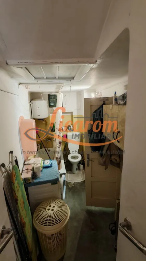 Casa saseasca,individuala,Cristian zona Centrala,teren 540 mp - Licarom Imobiliare propune spre vanzare o casa individuala constructie foarte rezistenta din caramida cu ziduri groase.
Proprietatea este situata in zona Centrala a Cristianului,in vatra veche,in zona noului Centru Comunitar care se construieste. 
Casa are 2 camere,baie,bucatarie,beci si pod,anexe gospodaresti si curte cu verdeata.
Proprietatea are nevoie de amenajari moderne.
Este racordata la gaz,curent,apa si canalizare.
Pretul este 149000 euro negociabil
Pentru mai multe informatii,nu ezitati sa ne contactati la telefon 0723985424 Consultant imobiliar Liliana si 0741059397 Consultant imobiliar Calin