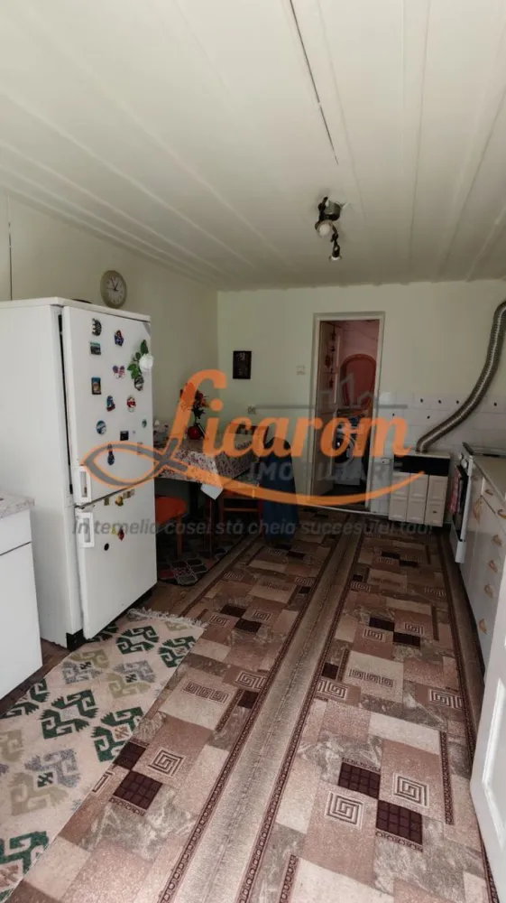 Casa saseasca,individuala,Cristian zona Centrala,teren 540 mp - Licarom Imobiliare propune spre vanzare o casa individuala constructie foarte rezistenta din caramida cu ziduri groase.
Proprietatea este situata in zona Centrala a Cristianului,in vatra veche,in zona noului Centru Comunitar care se construieste. 
Casa are 2 camere,baie,bucatarie,beci si pod,anexe gospodaresti si curte cu verdeata.
Proprietatea are nevoie de amenajari moderne.
Este racordata la gaz,curent,apa si canalizare.
Pretul este 149000 euro negociabil
Pentru mai multe informatii,nu ezitati sa ne contactati la telefon 0723985424 Consultant imobiliar Liliana si 0741059397 Consultant imobiliar Calin