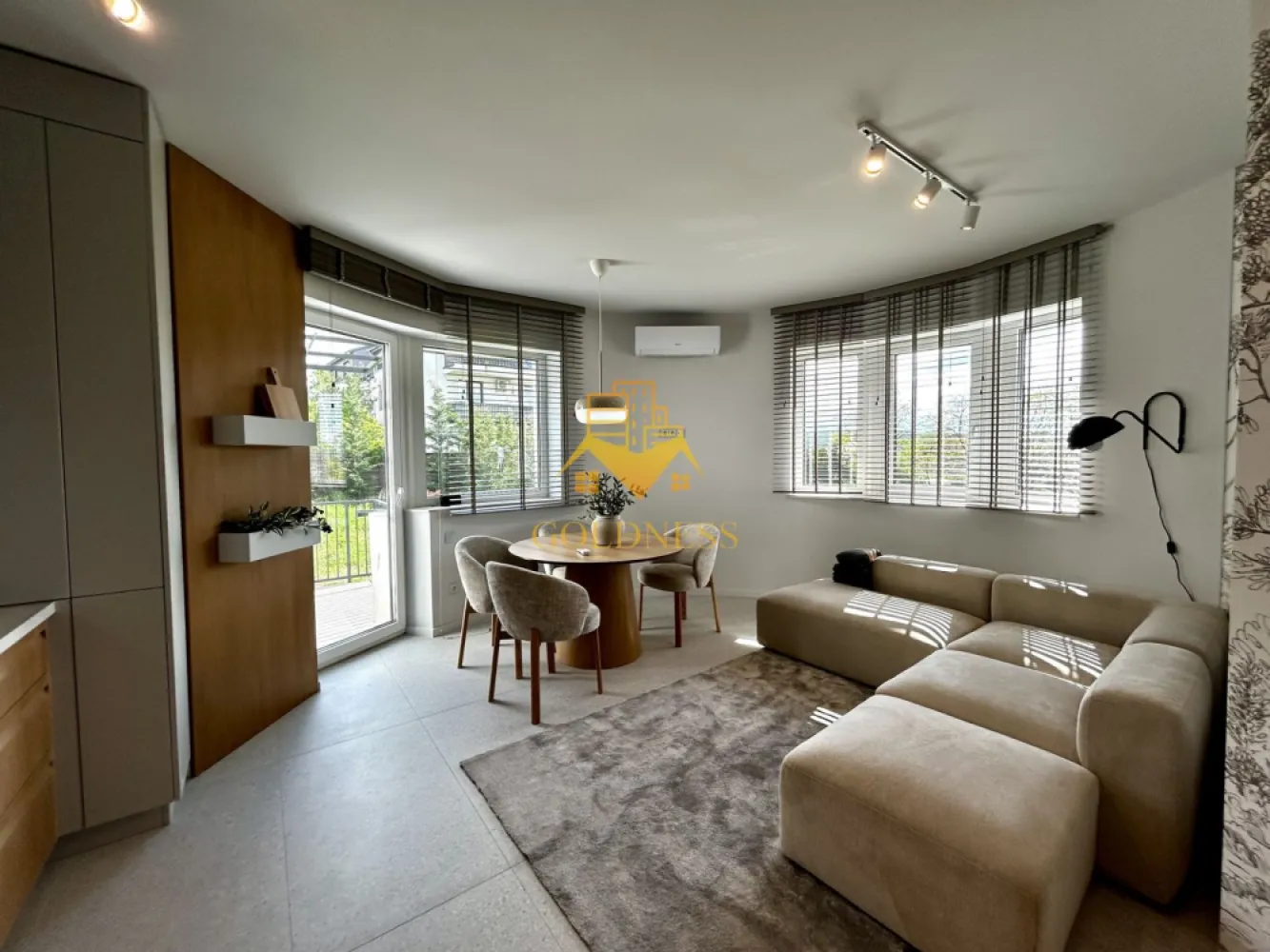 3 camere open space, Parcare, Premium,Alecu Russo, Calea Turzii,Europa - GOLDNESS Imobiliare vă propune spre închiriere un apartament 3 cu camere complet mobilat și utilat, la parterul unui imobil de 3 etaje, în Cartierul Europa.
Dispune de loc de parcare exterior!
Se află în apropierea stațiilor de transport în comun, magazine, restaurante, spații verzi, farmacii, etc. 

Apartamentul este compartimentat astfel:
 - dormitor cu pat matrimonial, dressing, noptiere, birou, biblioteca
 - dormitor cu (pat/ canapea -la cerere), birou, dulap
 - living cu bucatarie open space complet utilată și mobilată, canapea extensibilă, loc de servit masa 
 - baie cu dus walk-in, calorifer port prosop și dulap spatios pentru depozitare.
 - terasa de 10 mp, hol cu dulapuri pentru depozitare 

Imobilul este dotat cu toate cele necesare- centrală proprie, frigider, aragaz, hotă, mașină de spălat haine, etc. 

Dacă sunteți interesați de acest apartament și doriți să îl vizionați, dar și pentru alte oferte nu ezitați să ne contactați telefonic sau prin e-mail. Vă stăm la dispoziție!
Pentru intermediere se percepe un comision de 50% din prețul chiriei!