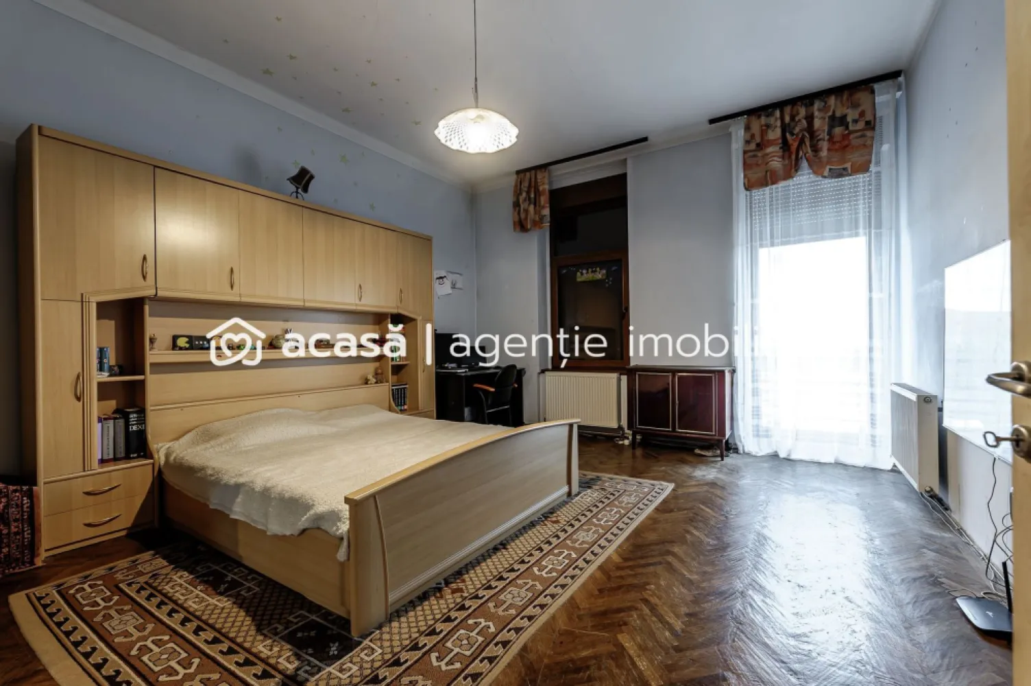 Apartament în Piața Catedralei, 93 mp utili. - Vă propun spre vânzare un apartament ultracentral, situat la etajul 2, cu o priveliște superbă către Piața Catedralei și zona pietonală – locul unde se desfășoară cele mai frumoase evenimente din Arad: târguri de Crăciun, festivaluri și activități culturale pe tot parcursul anului.

Cu o suprafață utilă de 93 mp, la care se adaugă o boxă de 20 mp la subsol, apartamentul oferă spațiu generos și flexibilitate în organizare. Poate fi recompartimentat pentru a crea dormitoare suplimentare sau pentru a optimiza bucătăria și băile în funcție de nevoi.

Balconul panoramic completează perfect locuința, oferind o priveliște spectaculoasă asupra centrului orașului – un loc ideal pentru relaxare, pentru cafeaua de dimineață sau pentru serile liniștite.

Apartamentul este potrivit pentru o familie cu copii, dar și pentru cei care își doresc să fie în mijlocul orașului, cu acces rapid la restaurante, școli, parcuri, birouri și principalele puncte de interes.

Locație ultracentrală – vedere spre Piața Catedralei
2 camere mari, spațioase
93 mp suprafață utilă
Boxă generoasă de 20 mp la subsol
Balcon panoramic
Posibilitate de recompartimentare
Etaj 2 într-o zonă pietonală vibrantă

Pentru detalii și vizionare:
Andrei Caracioni telefon 0757662907

Nu dispui de toată suma? Te ajutăm noi gratuit! Îți obținem oferte de la 16 bănci.

Ai o proprietate de vânzare în Arad și vrei să știi cât valorează cu adevărat?
Sună-mă pentru o evaluare gratuită, fără obligații.

Birou: ACASĂ | Agenție imobiliară Arad
Bulevardul Decebal 2, Arad 310133

Cod proprietate: CP2819972