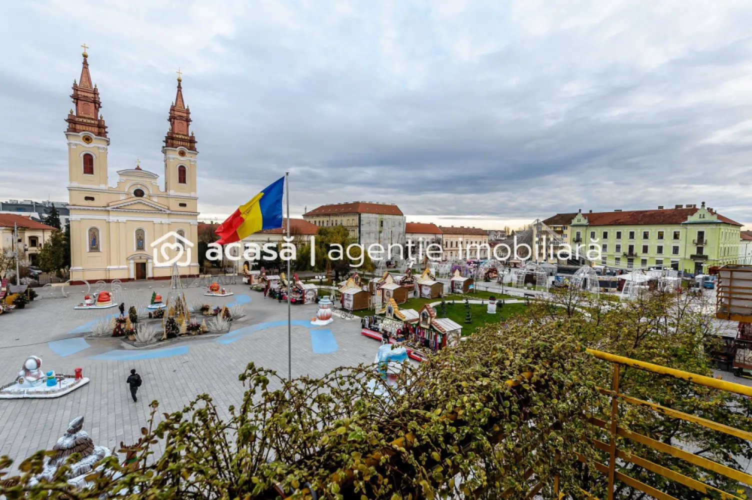 Apartament în Piața Catedralei, 93 mp utili. - Vă propun spre vânzare un apartament ultracentral, situat la etajul 2, cu o priveliște superbă către Piața Catedralei și zona pietonală – locul unde se desfășoară cele mai frumoase evenimente din Arad: târguri de Crăciun, festivaluri și activități culturale pe tot parcursul anului.

Cu o suprafață utilă de 93 mp, la care se adaugă o boxă de 20 mp la subsol, apartamentul oferă spațiu generos și flexibilitate în organizare. Poate fi recompartimentat pentru a crea dormitoare suplimentare sau pentru a optimiza bucătăria și băile în funcție de nevoi.

Balconul panoramic completează perfect locuința, oferind o priveliște spectaculoasă asupra centrului orașului – un loc ideal pentru relaxare, pentru cafeaua de dimineață sau pentru serile liniștite.

Apartamentul este potrivit pentru o familie cu copii, dar și pentru cei care își doresc să fie în mijlocul orașului, cu acces rapid la restaurante, școli, parcuri, birouri și principalele puncte de interes.

Locație ultracentrală – vedere spre Piața Catedralei
2 camere mari, spațioase
93 mp suprafață utilă
Boxă generoasă de 20 mp la subsol
Balcon panoramic
Posibilitate de recompartimentare
Etaj 2 într-o zonă pietonală vibrantă

Pentru detalii și vizionare:
Andrei Caracioni telefon 0757662907

Nu dispui de toată suma? Te ajutăm noi gratuit! Îți obținem oferte de la 16 bănci.

Ai o proprietate de vânzare în Arad și vrei să știi cât valorează cu adevărat?
Sună-mă pentru o evaluare gratuită, fără obligații.

Birou: ACASĂ | Agenție imobiliară Arad
Bulevardul Decebal 2, Arad 310133

Cod proprietate: CP2819972