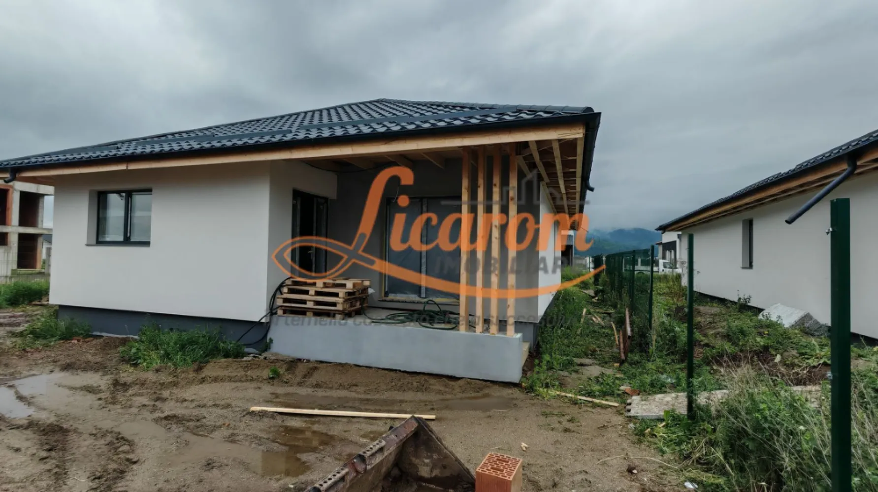Casa la cheie in CRISTIAN pe Parter, zona de vile,270.000 euro - Agentia Licarom Imobiliare propune spre vanzare o casa, constructie noua in Cristian in apropiere de cartierul Diferit Haus dispusa doar pe PARTER, compusa din 3 dormitoare, 2 bai, living comun cu bucataria, terasa mare la iesirea din living. Constructia este amplasata pe o suprafata de teren de 549 mp. 
Casa se vinde "LA CHEIE", se poate personaliza, cumparatorul putand sa-si aleaga gresia, faianta, parchetul etc.,avand un design interior deosebit, și se preda bransata la gaz,curent, apa si canalizare. 
Momentan casa este in executie, predarea se face in cursul anului 2026. 
Pretul este de 270.000 euro TVA inclus 
Pentru mai multe detalii si vizionari la fata locului,nu ezitati sa ne contactati la telefon: 0741 059 397 Consultant Imobiliar Calin si 0723985424 Consultant Imobiliar Liliana.