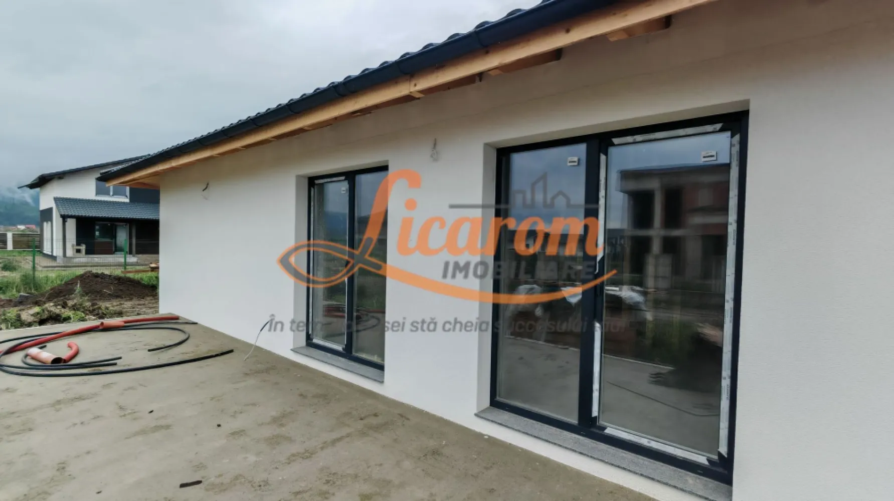 Casa la cheie in CRISTIAN pe Parter, zona de vile,270.000 euro - Agentia Licarom Imobiliare propune spre vanzare o casa, constructie noua in Cristian in apropiere de cartierul Diferit Haus dispusa doar pe PARTER, compusa din 3 dormitoare, 2 bai, living comun cu bucataria, terasa mare la iesirea din living. Constructia este amplasata pe o suprafata de teren de 549 mp. 
Casa se vinde "LA CHEIE", se poate personaliza, cumparatorul putand sa-si aleaga gresia, faianta, parchetul etc.,avand un design interior deosebit, și se preda bransata la gaz,curent, apa si canalizare. 
Momentan casa este in executie, predarea se face in cursul anului 2026. 
Pretul este de 270.000 euro TVA inclus 
Pentru mai multe detalii si vizionari la fata locului,nu ezitati sa ne contactati la telefon: 0741 059 397 Consultant Imobiliar Calin si 0723985424 Consultant Imobiliar Liliana.